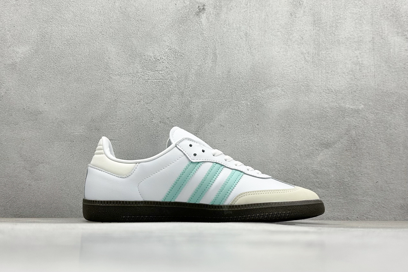 图片[2]-YH长青福利  AD Original Samba OG 复古经典轻便板鞋 带有装饰的超锁缝制和无缝的手感 柔软、柔软的皮革造型和标志性的3条纹完成了精致的外观 正规合身鞋带 鞋面上有绒面鞋垫 橡胶鞋底 享受正畸套筒软感 自50年代首次亮相以来就一直在赢得粉丝的青睐！ 货号：IH2752-选品中心