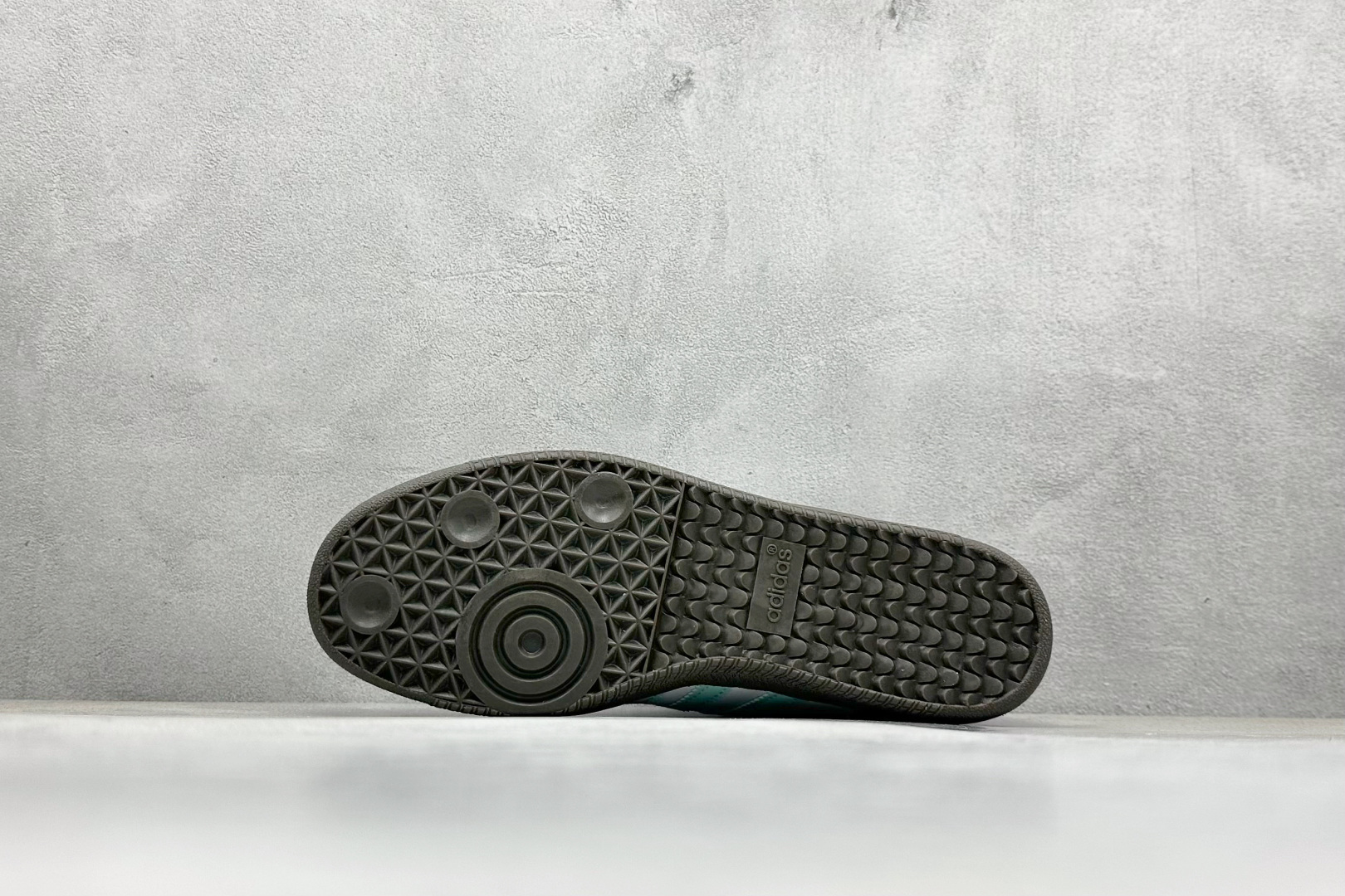 图片[4]-YH长青福利  AD Original Samba OG 复古经典轻便板鞋 带有装饰的超锁缝制和无缝的手感 柔软、柔软的皮革造型和标志性的3条纹完成了精致的外观 正规合身鞋带 鞋面上有绒面鞋垫 橡胶鞋底 享受正畸套筒软感 自50年代首次亮相以来就一直在赢得粉丝的青睐！ 货号：IH2752-选品中心