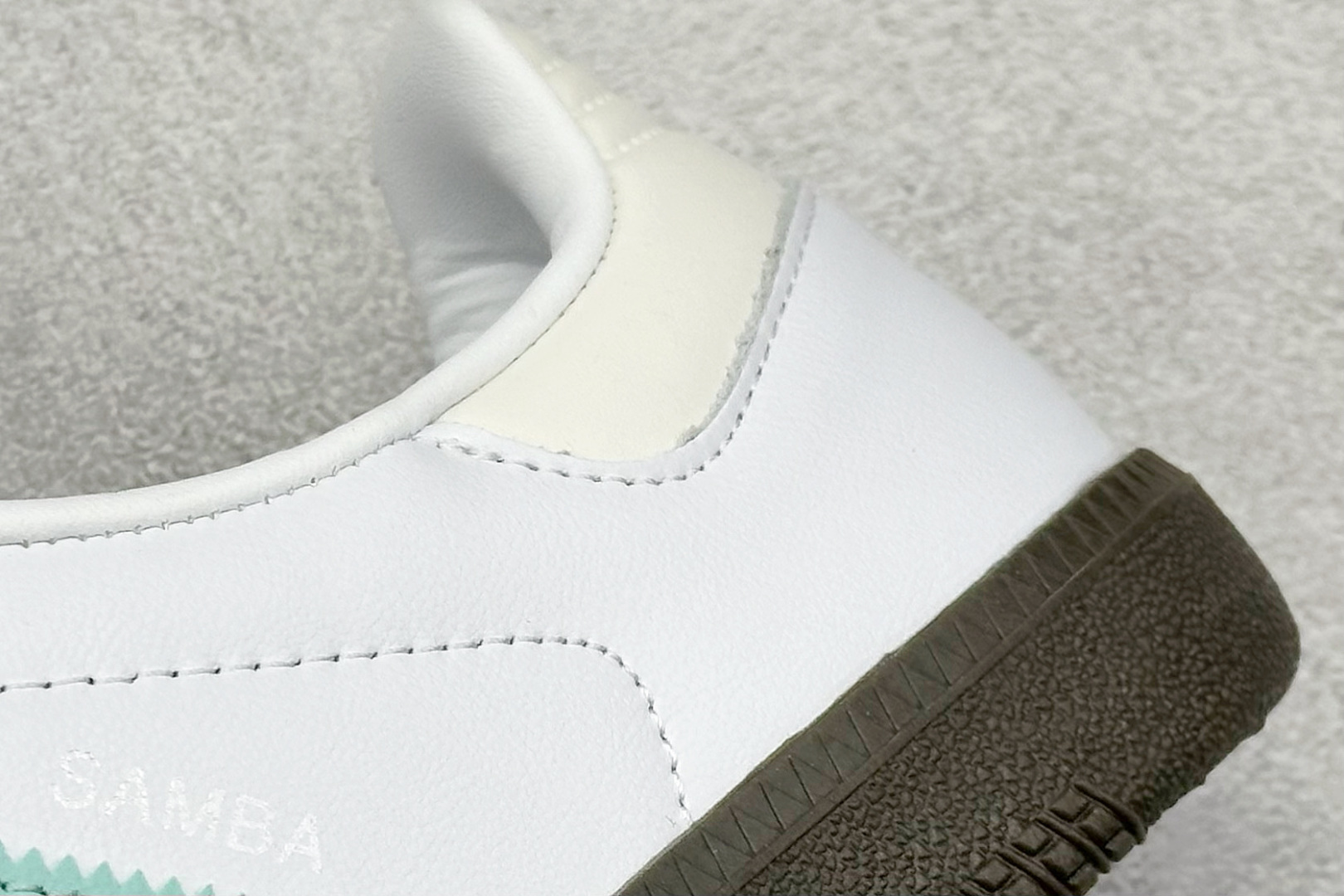 图片[9]-YH长青福利  AD Original Samba OG 复古经典轻便板鞋 带有装饰的超锁缝制和无缝的手感 柔软、柔软的皮革造型和标志性的3条纹完成了精致的外观 正规合身鞋带 鞋面上有绒面鞋垫 橡胶鞋底 享受正畸套筒软感 自50年代首次亮相以来就一直在赢得粉丝的青睐！ 货号：IH2752-选品中心