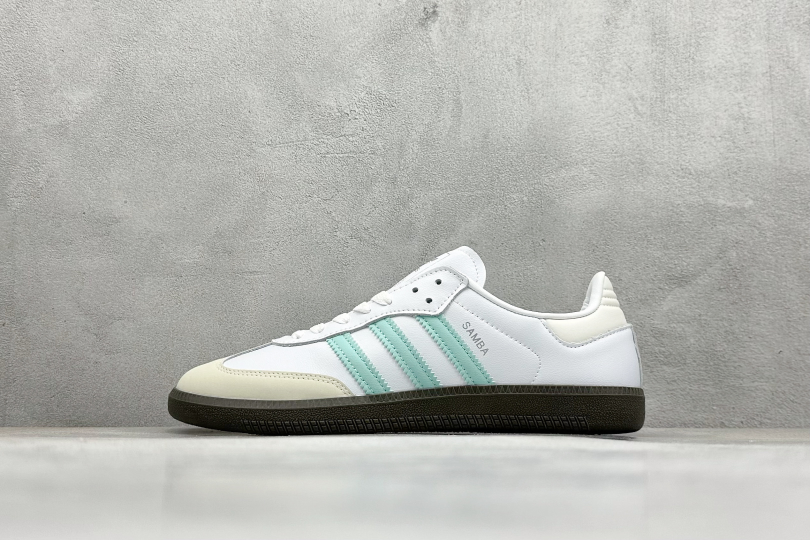 YH长青福利  AD Original Samba OG 复古经典轻便板鞋 带有装饰的超锁缝制和无缝的手感 柔软、柔软的皮革造型和标志性的3条纹完成了精致的外观 正规合身鞋带 鞋面上有绒面鞋垫 橡胶鞋底 享受正畸套筒软感 自50年代首次亮相以来就一直在赢得粉丝的青睐！ 货号：IH2752-选品中心