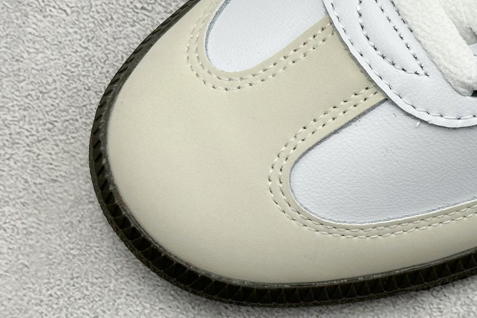 图片[7]-YH长青福利  AD Original Samba OG 复古经典轻便板鞋 带有装饰的超锁缝制和无缝的手感 柔软、柔软的皮革造型和标志性的3条纹完成了精致的外观 正规合身鞋带 鞋面上有绒面鞋垫 橡胶鞋底 享受正畸套筒软感 自50年代首次亮相以来就一直在赢得粉丝的青睐！ 货号：IH2752-选品中心