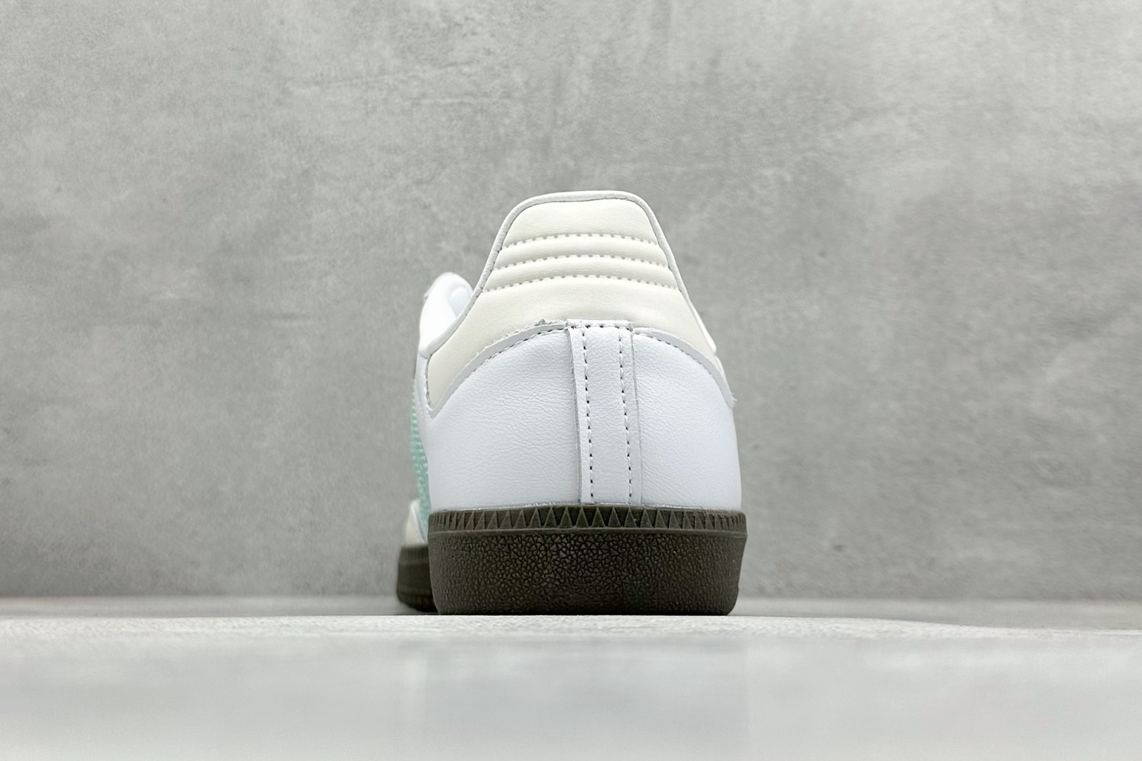 图片[6]-YH长青福利  AD Original Samba OG 复古经典轻便板鞋 带有装饰的超锁缝制和无缝的手感 柔软、柔软的皮革造型和标志性的3条纹完成了精致的外观 正规合身鞋带 鞋面上有绒面鞋垫 橡胶鞋底 享受正畸套筒软感 自50年代首次亮相以来就一直在赢得粉丝的青睐！ 货号：IH2752-选品中心