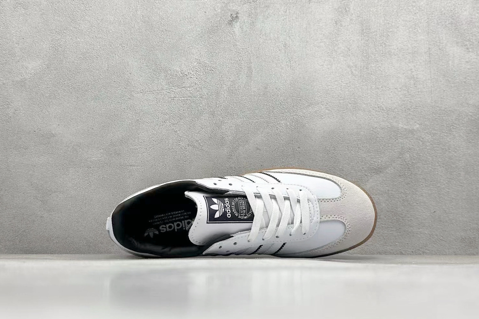 图片[3]-YH长青福利  AD Original Samba OG 复古经典轻便板鞋 带有装饰的超锁缝制和无缝的手感 柔软、柔软的皮革造型和标志性的3条纹完成了精致的外观 正规合身鞋带 鞋面上有绒面鞋垫 橡胶鞋底 享受正畸套筒软感 自50年代首次亮相以来就一直在赢得粉丝的青睐！ 货号：IH5585-选品中心