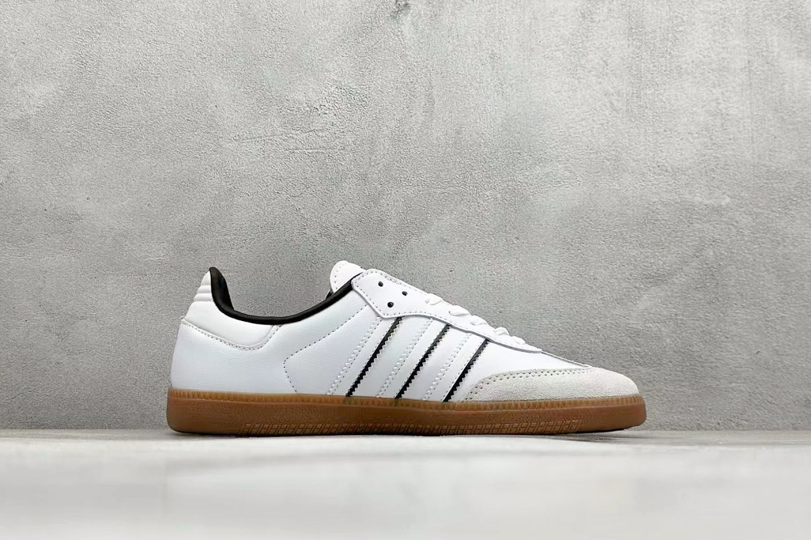 图片[2]-YH长青福利  AD Original Samba OG 复古经典轻便板鞋 带有装饰的超锁缝制和无缝的手感 柔软、柔软的皮革造型和标志性的3条纹完成了精致的外观 正规合身鞋带 鞋面上有绒面鞋垫 橡胶鞋底 享受正畸套筒软感 自50年代首次亮相以来就一直在赢得粉丝的青睐！ 货号：IH5585-选品中心