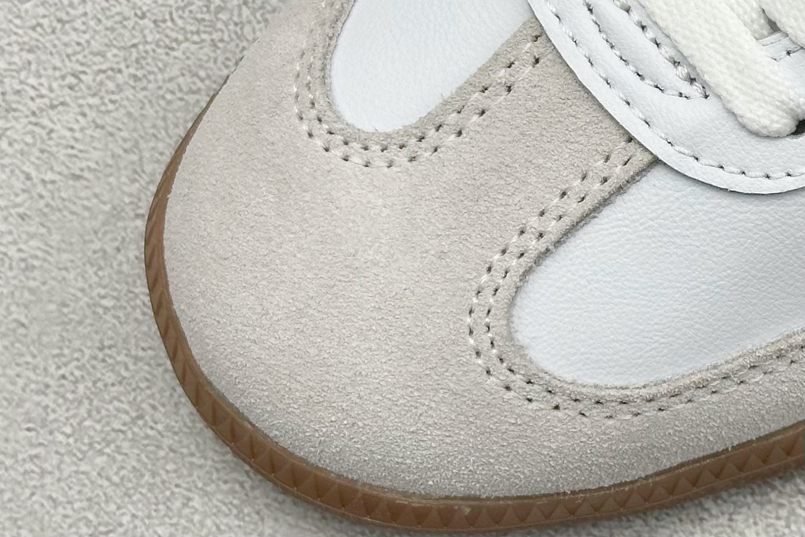 图片[7]-YH长青福利  AD Original Samba OG 复古经典轻便板鞋 带有装饰的超锁缝制和无缝的手感 柔软、柔软的皮革造型和标志性的3条纹完成了精致的外观 正规合身鞋带 鞋面上有绒面鞋垫 橡胶鞋底 享受正畸套筒软感 自50年代首次亮相以来就一直在赢得粉丝的青睐！ 货号：IH5585-选品中心