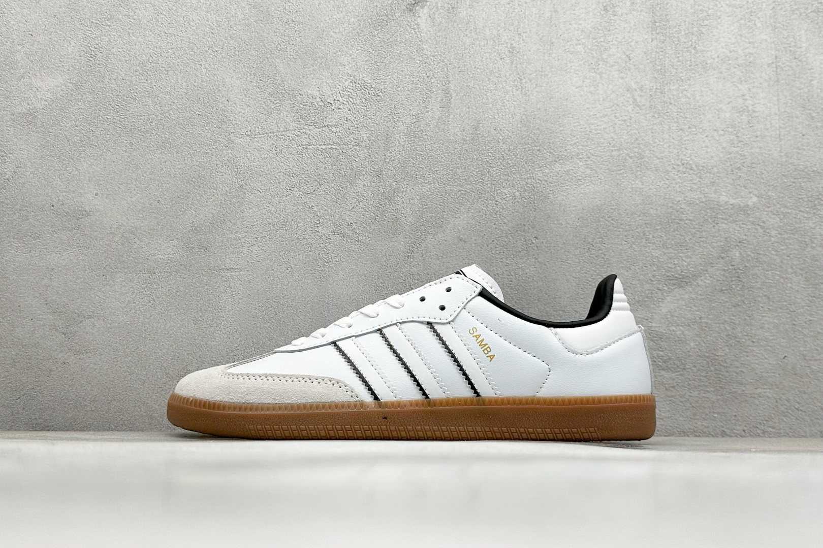 YH长青福利  AD Original Samba OG 复古经典轻便板鞋 带有装饰的超锁缝制和无缝的手感 柔软、柔软的皮革造型和标志性的3条纹完成了精致的外观 正规合身鞋带 鞋面上有绒面鞋垫 橡胶鞋底 享受正畸套筒软感 自50年代首次亮相以来就一直在赢得粉丝的青睐！ 货号：IH5585-选品中心