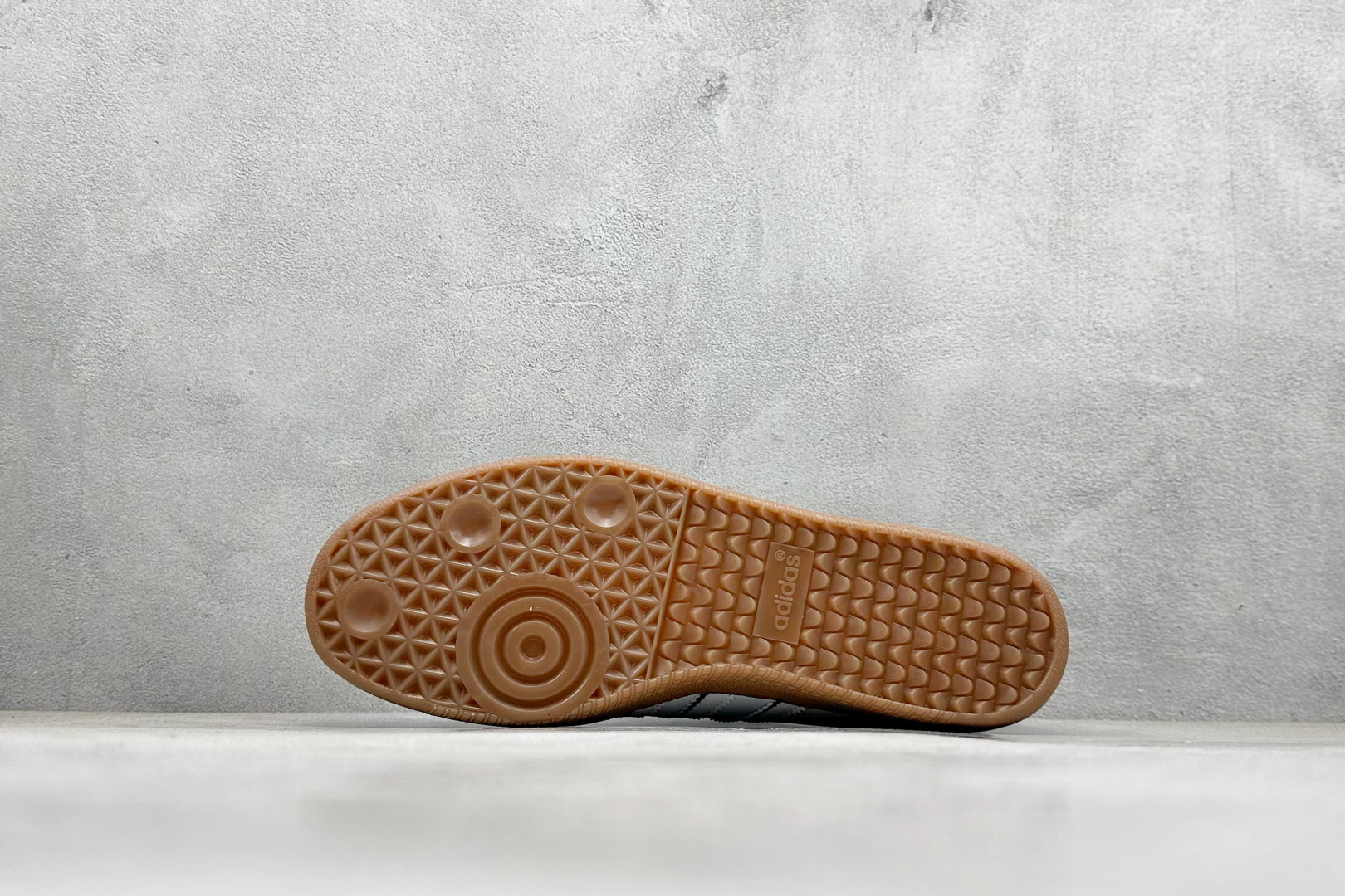 图片[4]-YH长青福利  AD Original Samba OG 复古经典轻便板鞋 带有装饰的超锁缝制和无缝的手感 柔软、柔软的皮革造型和标志性的3条纹完成了精致的外观 正规合身鞋带 鞋面上有绒面鞋垫 橡胶鞋底 享受正畸套筒软感 自50年代首次亮相以来就一直在赢得粉丝的青睐！ 货号：IH5585-选品中心