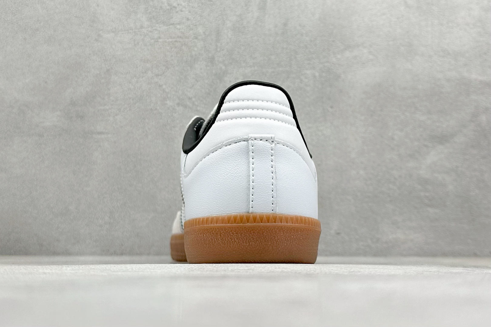 图片[6]-YH长青福利  AD Original Samba OG 复古经典轻便板鞋 带有装饰的超锁缝制和无缝的手感 柔软、柔软的皮革造型和标志性的3条纹完成了精致的外观 正规合身鞋带 鞋面上有绒面鞋垫 橡胶鞋底 享受正畸套筒软感 自50年代首次亮相以来就一直在赢得粉丝的青睐！ 货号：IH5585-选品中心