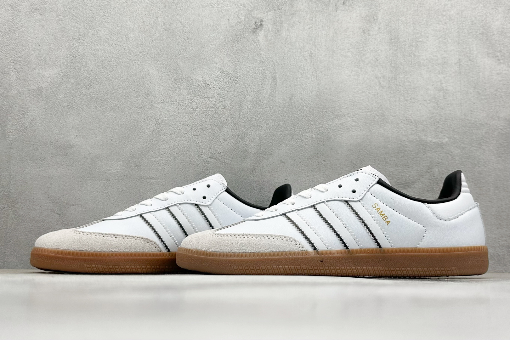 图片[5]-YH长青福利  AD Original Samba OG 复古经典轻便板鞋 带有装饰的超锁缝制和无缝的手感 柔软、柔软的皮革造型和标志性的3条纹完成了精致的外观 正规合身鞋带 鞋面上有绒面鞋垫 橡胶鞋底 享受正畸套筒软感 自50年代首次亮相以来就一直在赢得粉丝的青睐！ 货号：IH5585-选品中心