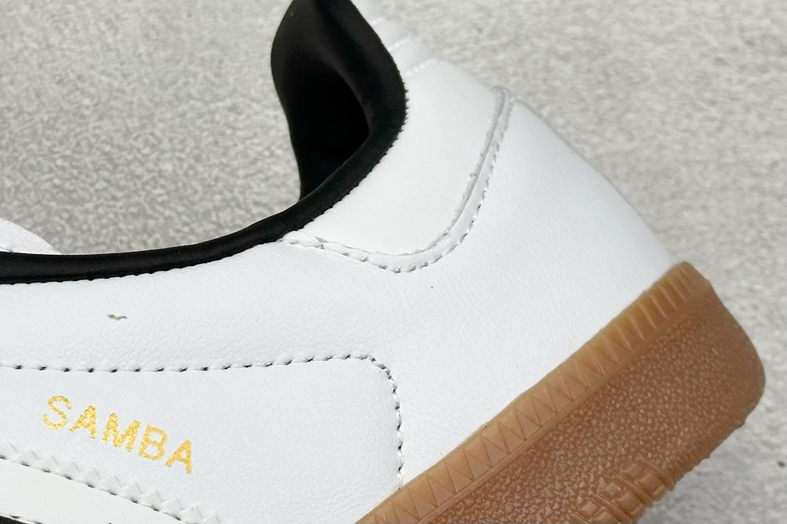 图片[9]-YH长青福利  AD Original Samba OG 复古经典轻便板鞋 带有装饰的超锁缝制和无缝的手感 柔软、柔软的皮革造型和标志性的3条纹完成了精致的外观 正规合身鞋带 鞋面上有绒面鞋垫 橡胶鞋底 享受正畸套筒软感 自50年代首次亮相以来就一直在赢得粉丝的青睐！ 货号：IH5585-选品中心