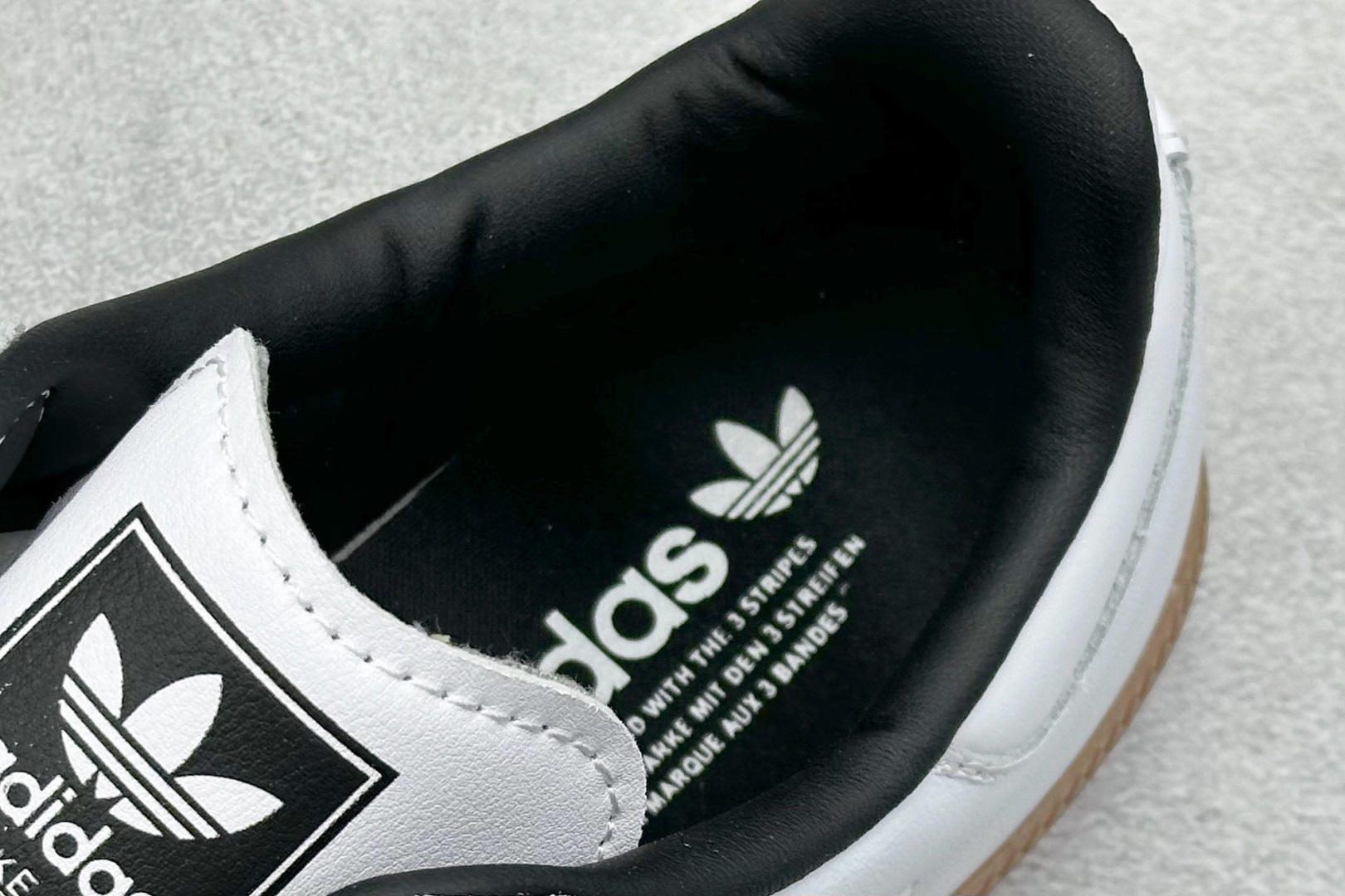 图片[8]-YH长青福利  AD Original Samba OG 复古经典轻便板鞋 带有装饰的超锁缝制和无缝的手感 柔软、柔软的皮革造型和标志性的3条纹完成了精致的外观 正规合身鞋带 鞋面上有绒面鞋垫 橡胶鞋底 享受正畸套筒软感 自50年代首次亮相以来就一直在赢得粉丝的青睐！ 货号：IH5585-选品中心