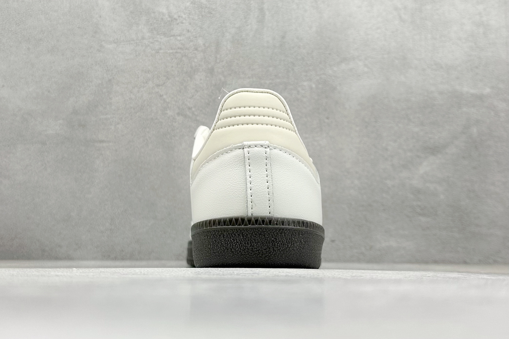 图片[6]-YH长青福利  AD Original Samba OG 复古经典轻便板鞋 带有装饰的超锁缝制和无缝的手感 柔软、柔软的皮革造型和标志性的3条纹完成了精致的外观 正规合身鞋带 鞋面上有绒面鞋垫 橡胶鞋底 享受正畸套筒软感 自50年代首次亮相以来就一直在赢得粉丝的青睐！ 货号：IG1963-选品中心