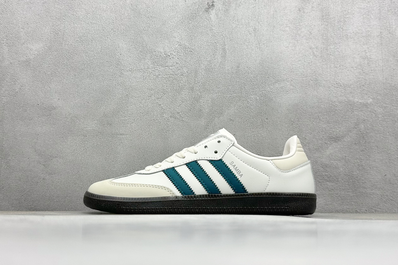 YH长青福利 AD Original Samba OG 复古经典轻便板鞋 带有装饰的超锁缝制和无缝的手感 柔软、柔软的皮革造型和标志性的3条纹完成了精致的外观 正规合身鞋带 鞋面上有绒面鞋垫 橡胶鞋底 享受正畸套筒软感 自50年代首次亮相以来就一直在赢得粉丝的青睐! 货号:IG1963-选品中心