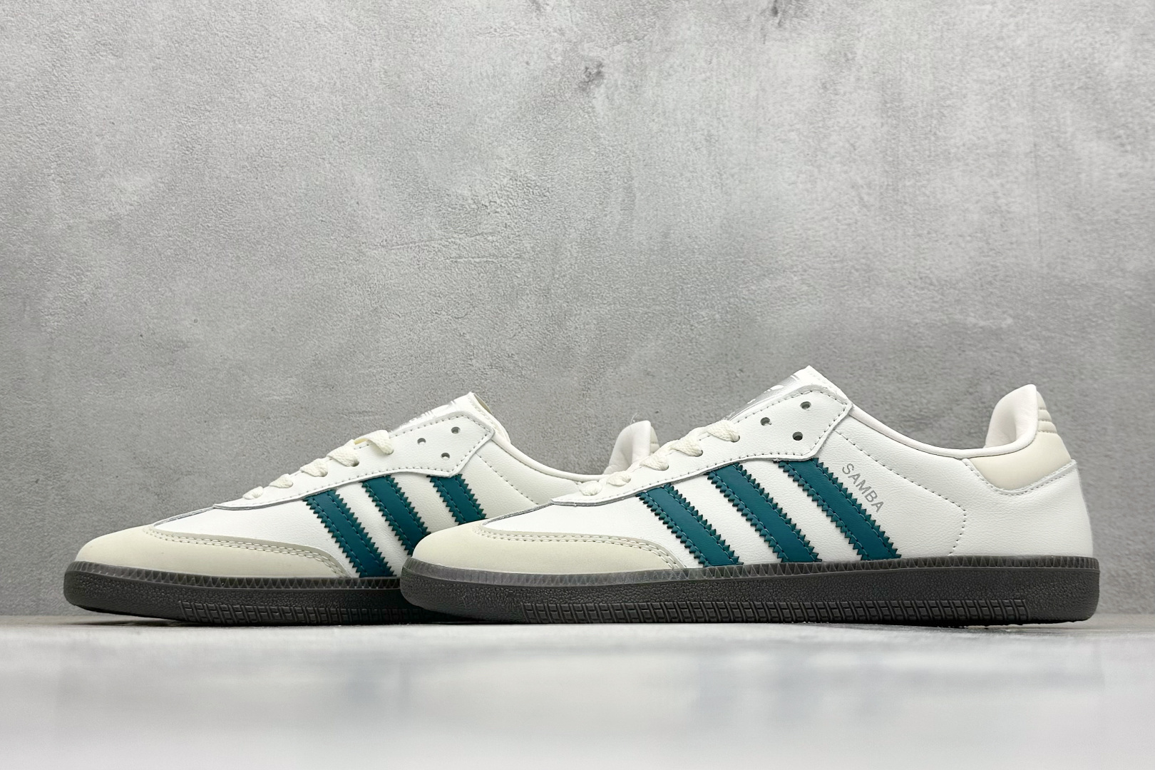 图片[5]-YH长青福利  AD Original Samba OG 复古经典轻便板鞋 带有装饰的超锁缝制和无缝的手感 柔软、柔软的皮革造型和标志性的3条纹完成了精致的外观 正规合身鞋带 鞋面上有绒面鞋垫 橡胶鞋底 享受正畸套筒软感 自50年代首次亮相以来就一直在赢得粉丝的青睐！ 货号：IG1963-选品中心