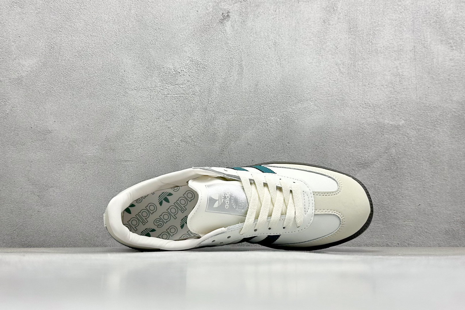 图片[3]-YH长青福利  AD Original Samba OG 复古经典轻便板鞋 带有装饰的超锁缝制和无缝的手感 柔软、柔软的皮革造型和标志性的3条纹完成了精致的外观 正规合身鞋带 鞋面上有绒面鞋垫 橡胶鞋底 享受正畸套筒软感 自50年代首次亮相以来就一直在赢得粉丝的青睐！ 货号：IG1963-选品中心