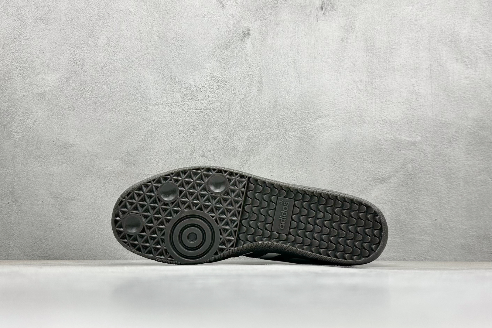 图片[4]-YH长青福利  AD Original Samba OG 复古经典轻便板鞋 带有装饰的超锁缝制和无缝的手感 柔软、柔软的皮革造型和标志性的3条纹完成了精致的外观 正规合身鞋带 鞋面上有绒面鞋垫 橡胶鞋底 享受正畸套筒软感 自50年代首次亮相以来就一直在赢得粉丝的青睐！ 货号：IG1963-选品中心