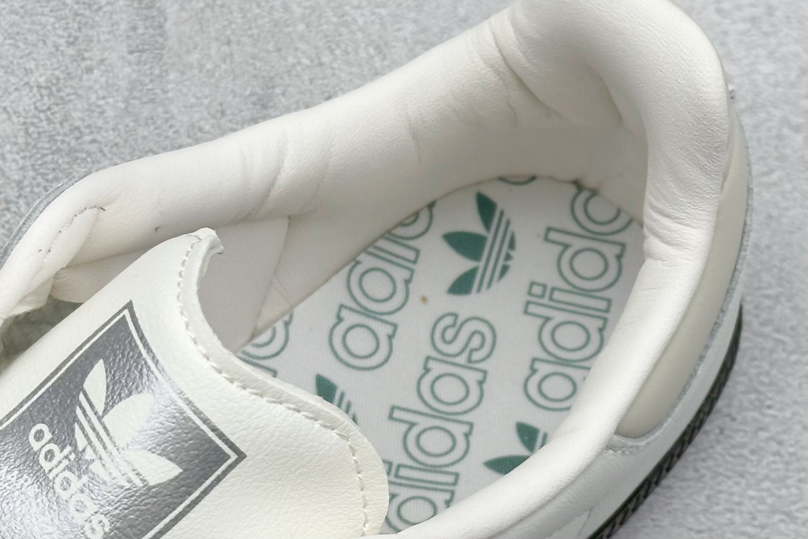 图片[8]-YH长青福利  AD Original Samba OG 复古经典轻便板鞋 带有装饰的超锁缝制和无缝的手感 柔软、柔软的皮革造型和标志性的3条纹完成了精致的外观 正规合身鞋带 鞋面上有绒面鞋垫 橡胶鞋底 享受正畸套筒软感 自50年代首次亮相以来就一直在赢得粉丝的青睐！ 货号：IG1963-选品中心