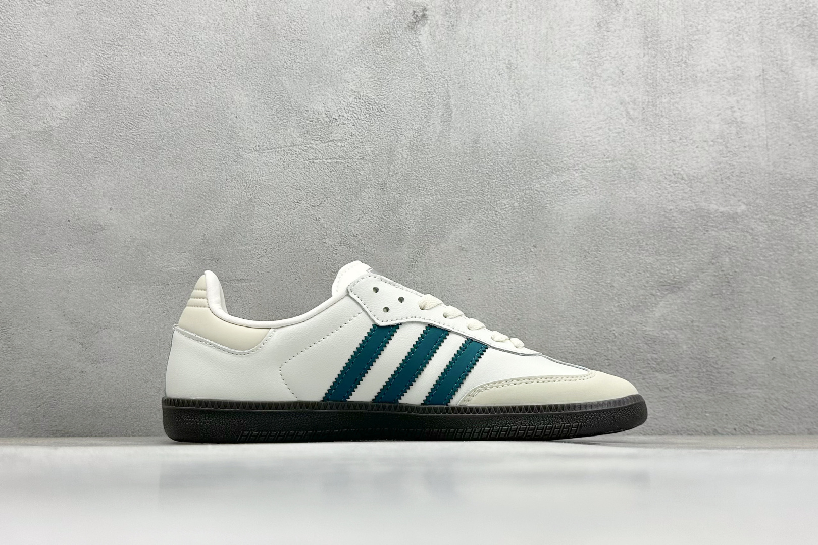 图片[2]-YH长青福利  AD Original Samba OG 复古经典轻便板鞋 带有装饰的超锁缝制和无缝的手感 柔软、柔软的皮革造型和标志性的3条纹完成了精致的外观 正规合身鞋带 鞋面上有绒面鞋垫 橡胶鞋底 享受正畸套筒软感 自50年代首次亮相以来就一直在赢得粉丝的青睐！ 货号：IG1963-选品中心