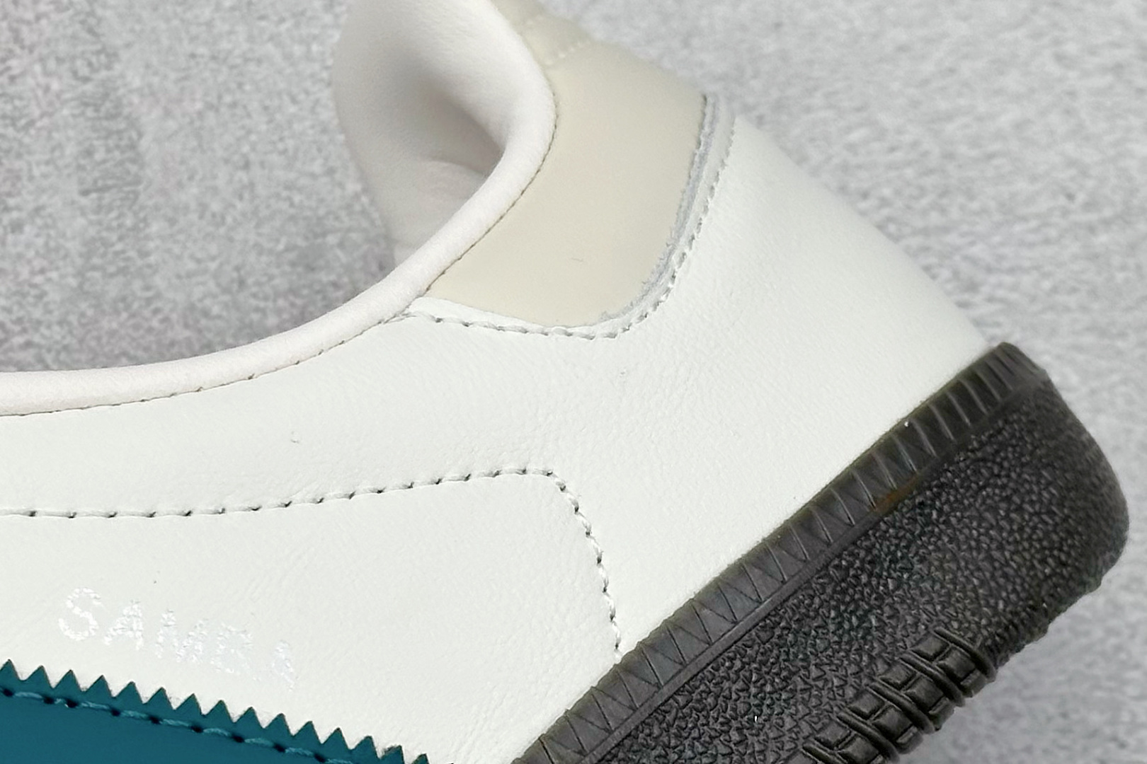 图片[9]-YH长青福利  AD Original Samba OG 复古经典轻便板鞋 带有装饰的超锁缝制和无缝的手感 柔软、柔软的皮革造型和标志性的3条纹完成了精致的外观 正规合身鞋带 鞋面上有绒面鞋垫 橡胶鞋底 享受正畸套筒软感 自50年代首次亮相以来就一直在赢得粉丝的青睐！ 货号：IG1963-选品中心