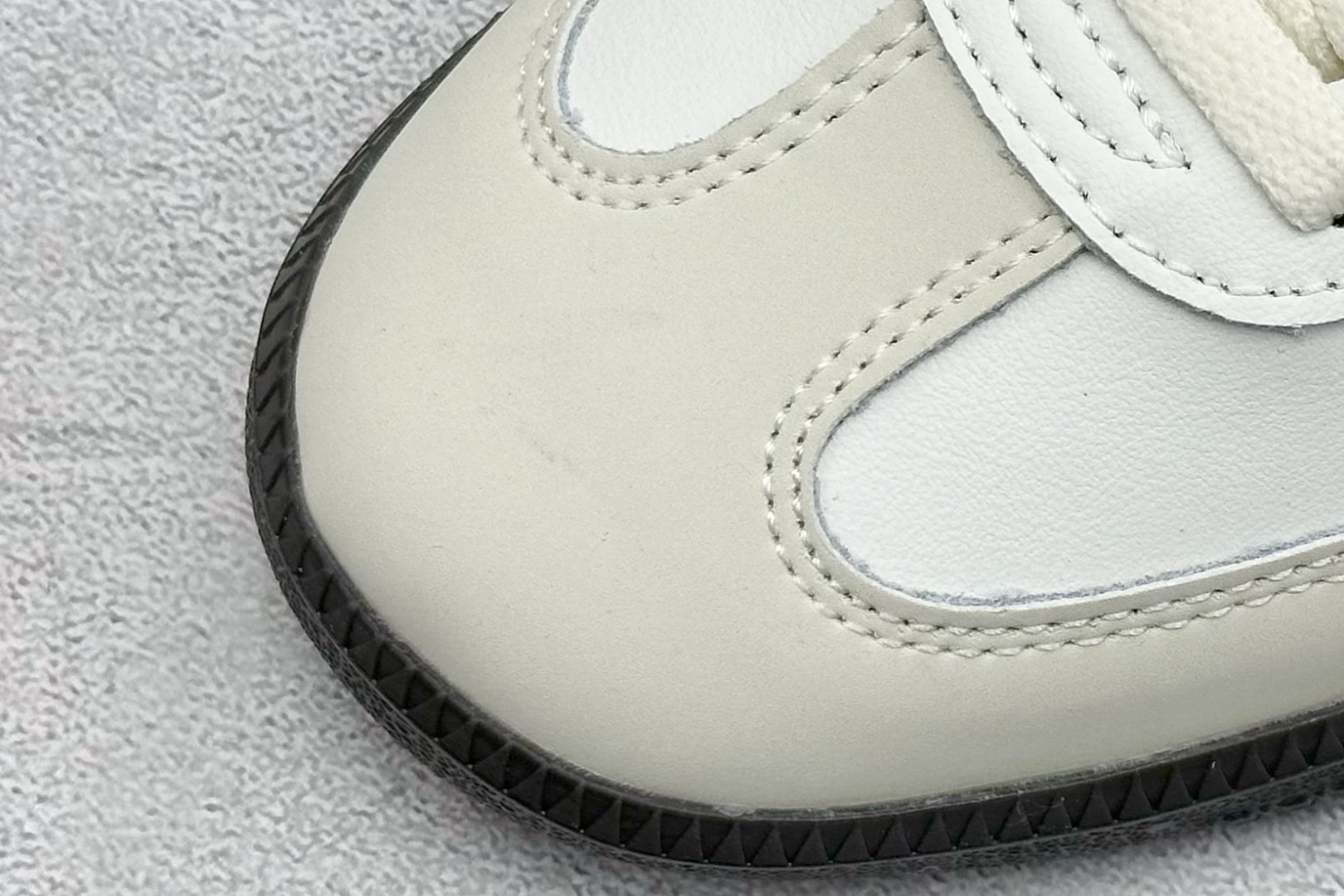 图片[7]-YH长青福利  AD Original Samba OG 复古经典轻便板鞋 带有装饰的超锁缝制和无缝的手感 柔软、柔软的皮革造型和标志性的3条纹完成了精致的外观 正规合身鞋带 鞋面上有绒面鞋垫 橡胶鞋底 享受正畸套筒软感 自50年代首次亮相以来就一直在赢得粉丝的青睐！ 货号：IG1963-选品中心