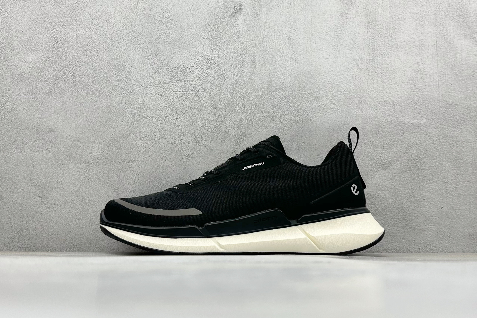 ECCO爱步老爹鞋男士夏季新款 全头层百搭潮流户外运动鞋 健步BIOM系列新款 全新的轻量发泡底材与直接注塑橡胶大底相结合 柔软舒适 轻量回弹脚感更轻盈 鞋面采用GORE-TEX飞织网面与牛皮相结合 给你贴心透气呵护 自然律动科技 符合人体工学鞋楦 贴近足部天然形态 橡胶大底 抓地力强 具有良好的耐磨性 轻盈自如 适跑畅练 货号： 875825 尺码：39-44-选品中心