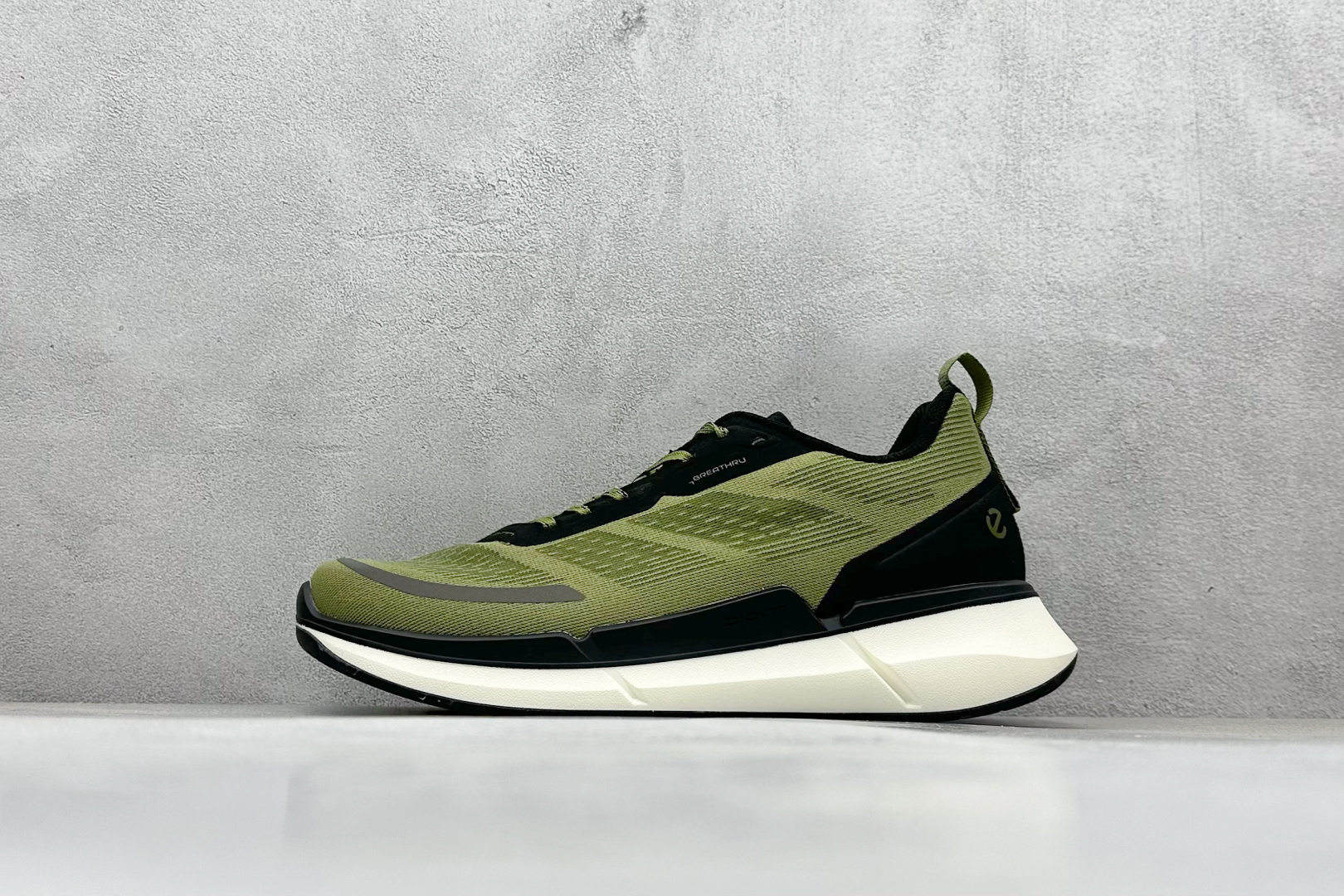 ECCO爱步老爹鞋男士夏季新款 全头层百搭潮流户外运动鞋 健步BIOM系列新款 全新的轻量发泡底材与直接注塑橡胶大底相结合 柔软舒适 轻量回弹脚感更轻盈 鞋面采用GORE-TEX飞织网面与牛皮相结合 给你贴心透气呵护 自然律动科技 符合人体工学鞋楦 贴近足部天然形态 橡胶大底 抓地力强 具有良好的耐磨性 轻盈自如 适跑畅练 货号： 875825 尺码：39-44-选品中心