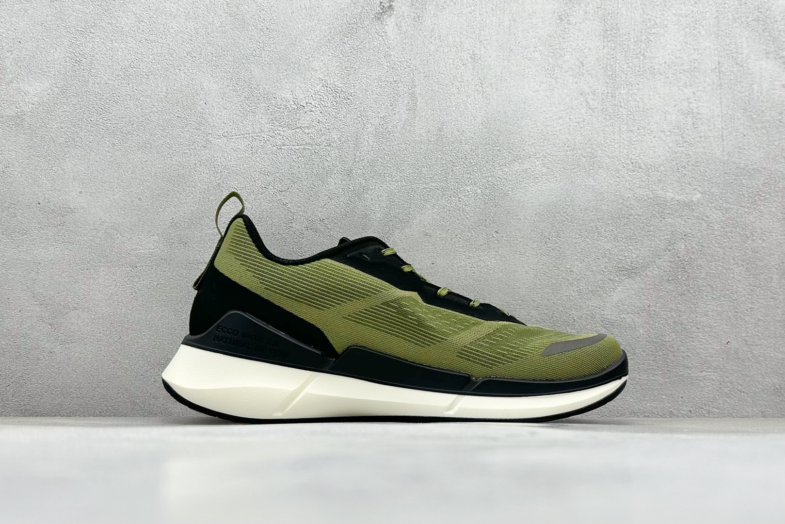 图片[2]-ECCO爱步老爹鞋男士夏季新款 全头层百搭潮流户外运动鞋 健步BIOM系列新款 全新的轻量发泡底材与直接注塑橡胶大底相结合 柔软舒适 轻量回弹脚感更轻盈 鞋面采用GORE-TEX飞织网面与牛皮相结合 给你贴心透气呵护 自然律动科技 符合人体工学鞋楦 贴近足部天然形态 橡胶大底 抓地力强 具有良好的耐磨性 轻盈自如 适跑畅练 货号： 875825 尺码：39-44-选品中心