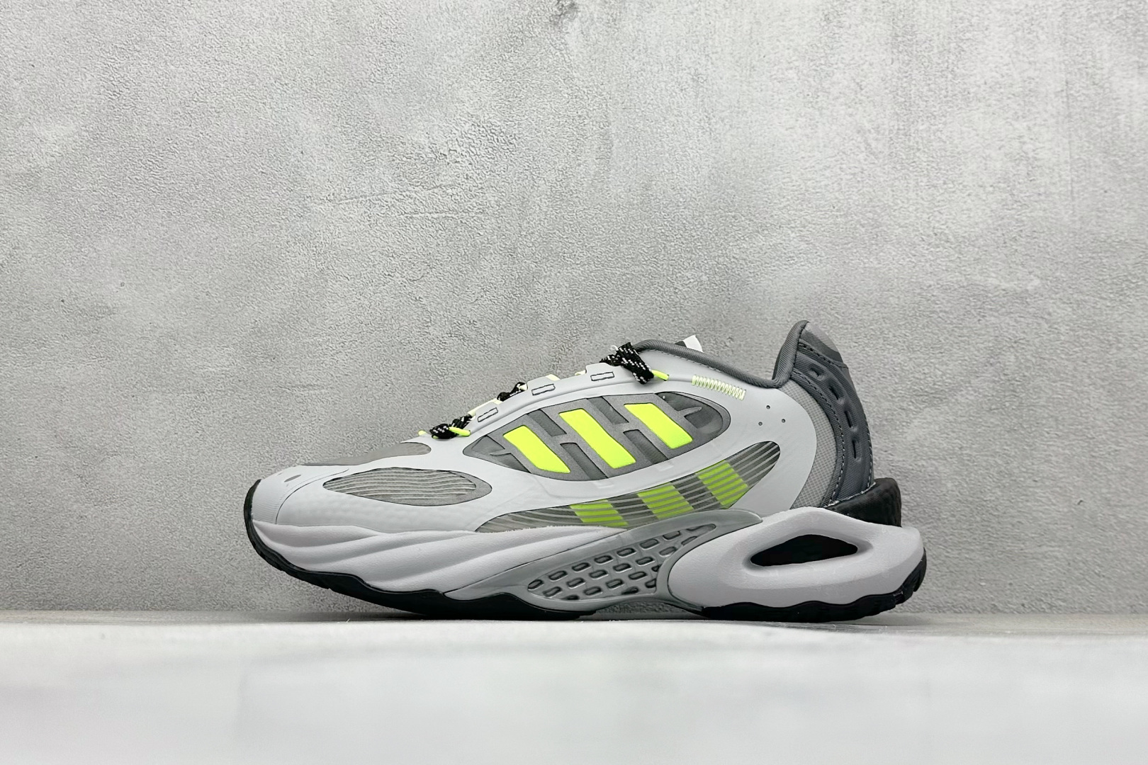 Adidas CLIMACOOL XLG 4.0 复古休闲老爹鞋 鞋面是透气网面和皮革拼接 脚感轻盈 不闷汗 每次穿着跑步都感觉脚底在自由呼吸 鞋底是adidas经典的防滑设计 纹路很深 抓地力超稳 低帮设计很显脚踝纤细 却不失满满的包围安全感 货号:JQ4940 尺码:36 36.5 37 38 38.5 39 40 40.5 41 42 42.5 43 44 45-选品中心