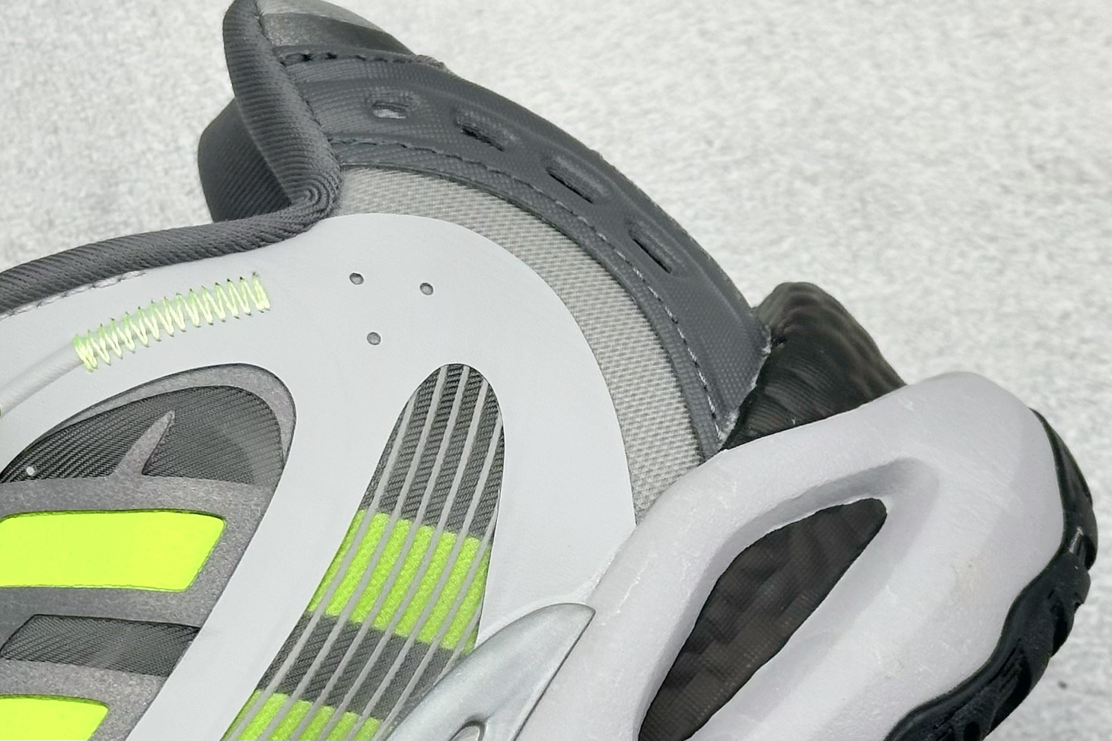 图片[9]-Adidas CLIMACOOL XLG 4.0 复古休闲老爹鞋 鞋面是透气网面和皮革拼接 脚感轻盈 不闷汗 每次穿着跑步都感觉脚底在自由呼吸 鞋底是adidas经典的防滑设计 纹路很深 抓地力超稳 低帮设计很显脚踝纤细 却不失满满的包围安全感 货号：JQ4940 尺码：36 36.5 37 38 38.5 39 40 40.5 41 42 42.5 43 44 45-选品中心