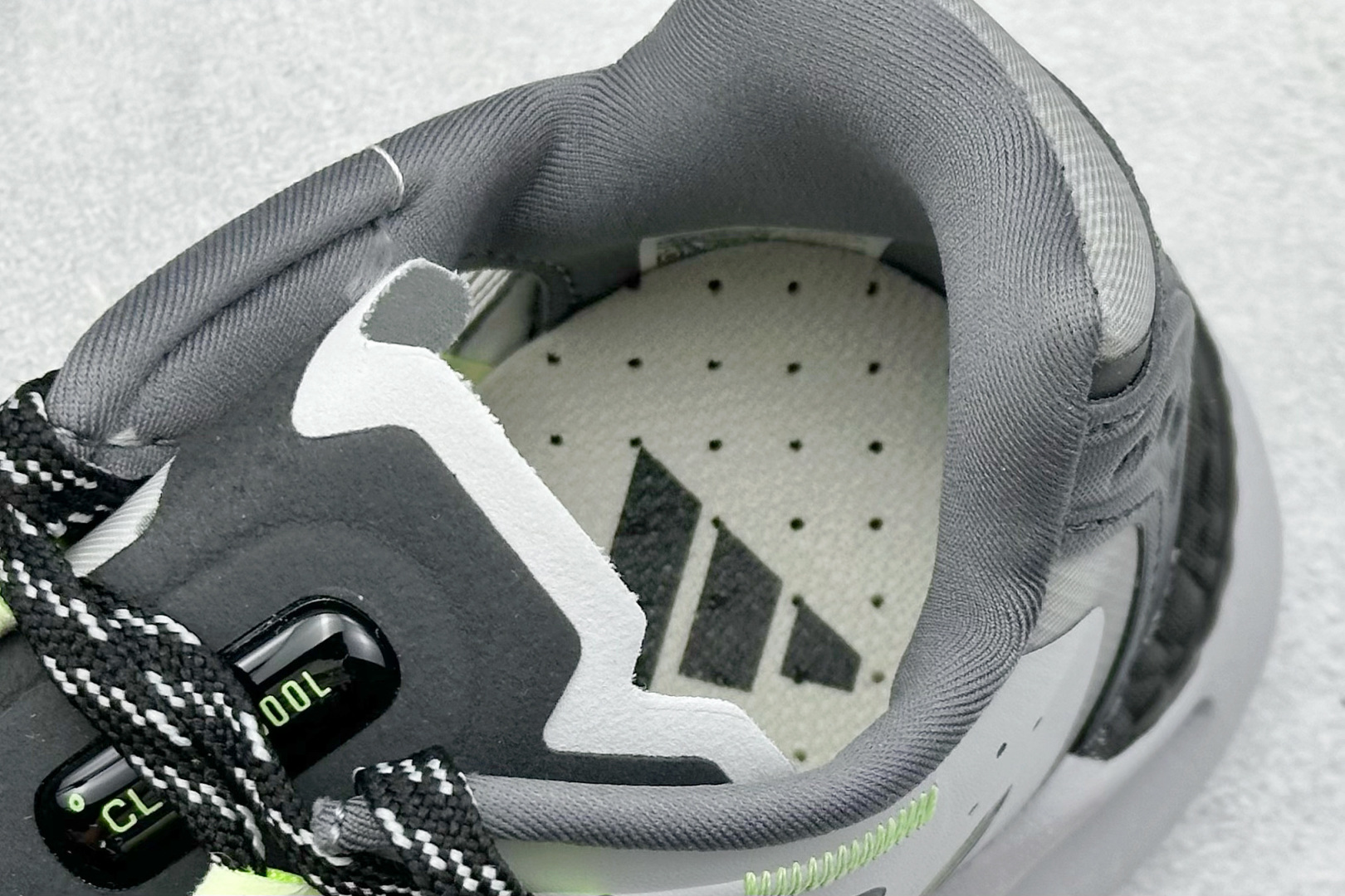 图片[8]-Adidas CLIMACOOL XLG 4.0 复古休闲老爹鞋 鞋面是透气网面和皮革拼接 脚感轻盈 不闷汗 每次穿着跑步都感觉脚底在自由呼吸 鞋底是adidas经典的防滑设计 纹路很深 抓地力超稳 低帮设计很显脚踝纤细 却不失满满的包围安全感 货号：JQ4940 尺码：36 36.5 37 38 38.5 39 40 40.5 41 42 42.5 43 44 45-选品中心