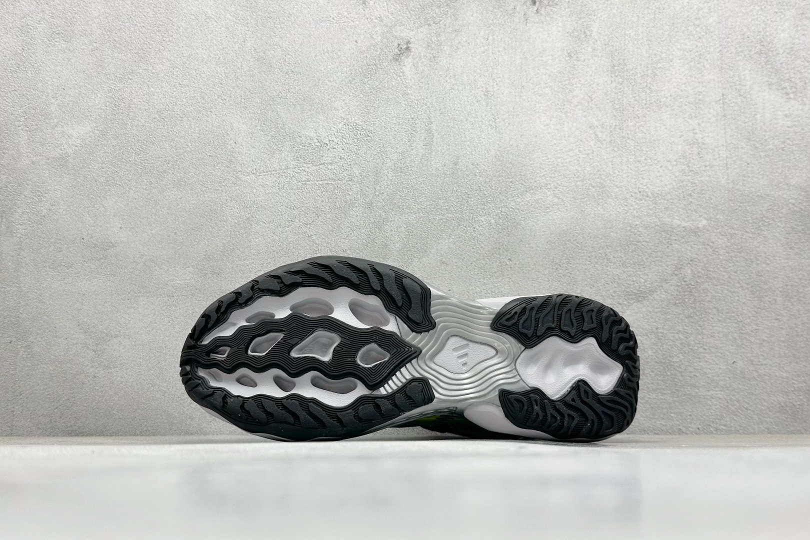 图片[4]-Adidas CLIMACOOL XLG 4.0 复古休闲老爹鞋 鞋面是透气网面和皮革拼接 脚感轻盈 不闷汗 每次穿着跑步都感觉脚底在自由呼吸 鞋底是adidas经典的防滑设计 纹路很深 抓地力超稳 低帮设计很显脚踝纤细 却不失满满的包围安全感 货号：JQ4940 尺码：36 36.5 37 38 38.5 39 40 40.5 41 42 42.5 43 44 45-选品中心