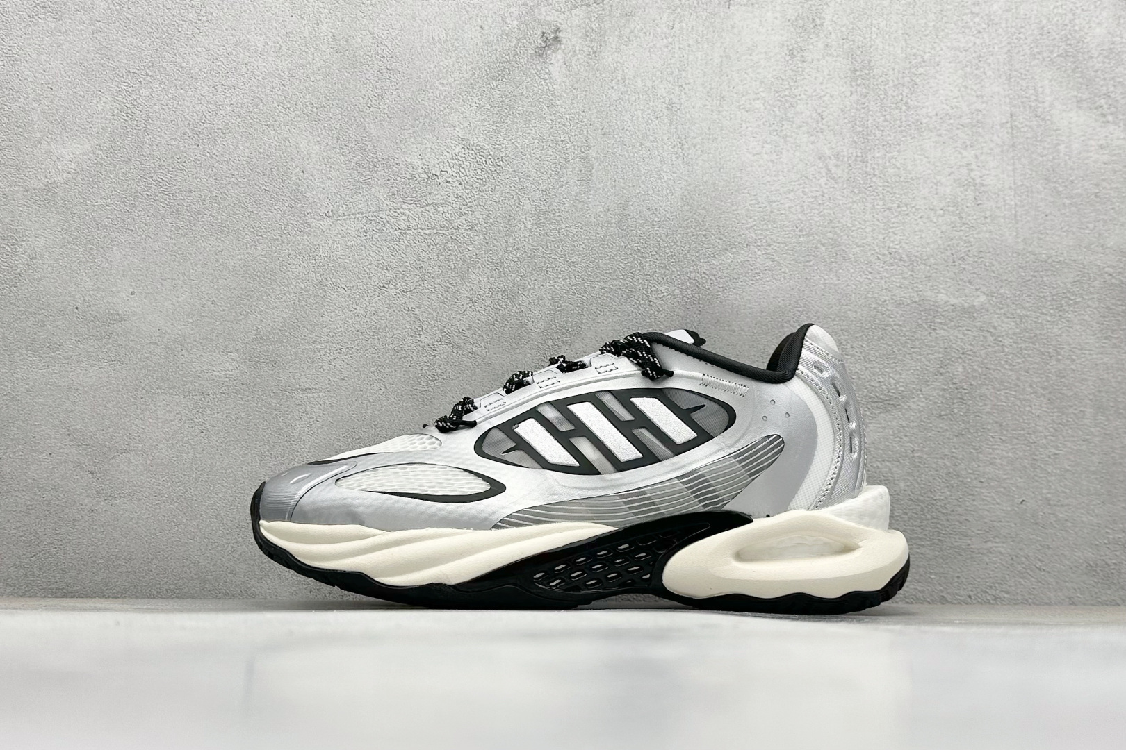 Adidas CLIMACOOL XLG 4.0 复古休闲老爹鞋 鞋面是透气网面和皮革拼接 脚感轻盈 不闷汗 每次穿着跑步都感觉脚底在自由呼吸 鞋底是adidas经典的防滑设计 纹路很深 抓地力超稳 低帮设计很显脚踝纤细 却不失满满的包围安全感 货号：JQ4941 尺码：36 36.5 37 38 38.5 39 40 40.5 41 42 42.5 43 44 45-选品中心