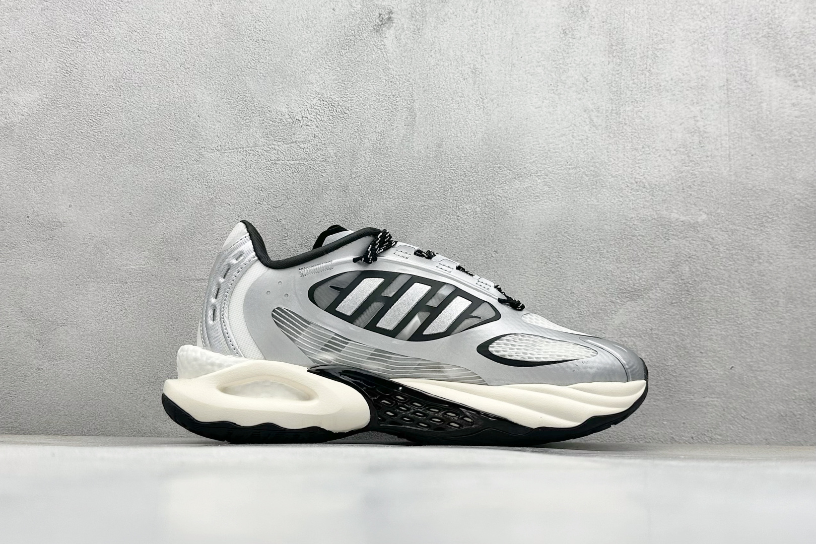 图片[2]-Adidas CLIMACOOL XLG 4.0 复古休闲老爹鞋 鞋面是透气网面和皮革拼接 脚感轻盈 不闷汗 每次穿着跑步都感觉脚底在自由呼吸 鞋底是adidas经典的防滑设计 纹路很深 抓地力超稳 低帮设计很显脚踝纤细 却不失满满的包围安全感 货号：JQ4941 尺码：36 36.5 37 38 38.5 39 40 40.5 41 42 42.5 43 44 45-选品中心