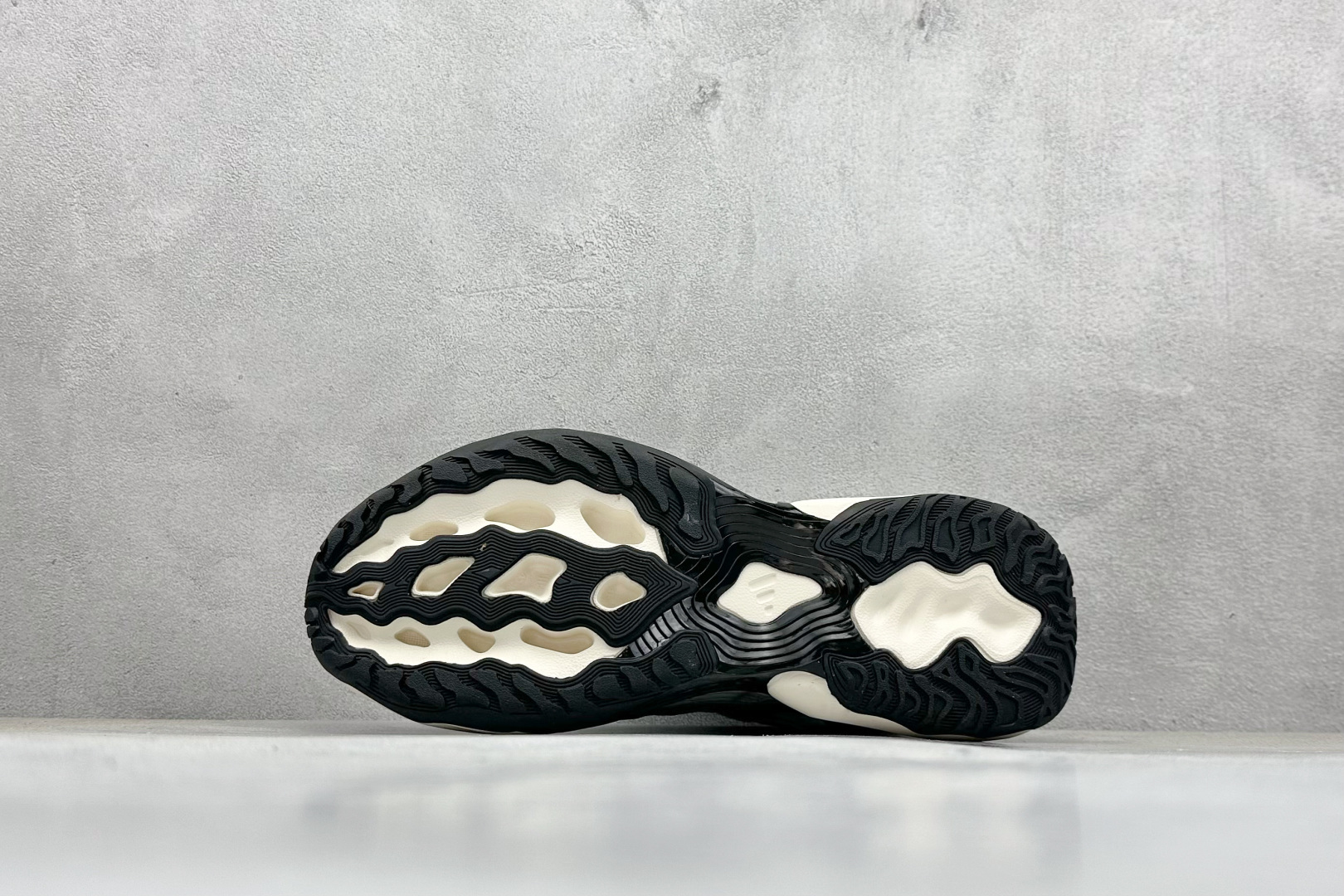 图片[4]-Adidas CLIMACOOL XLG 4.0 复古休闲老爹鞋 鞋面是透气网面和皮革拼接 脚感轻盈 不闷汗 每次穿着跑步都感觉脚底在自由呼吸 鞋底是adidas经典的防滑设计 纹路很深 抓地力超稳 低帮设计很显脚踝纤细 却不失满满的包围安全感 货号：JQ4941 尺码：36 36.5 37 38 38.5 39 40 40.5 41 42 42.5 43 44 45-选品中心