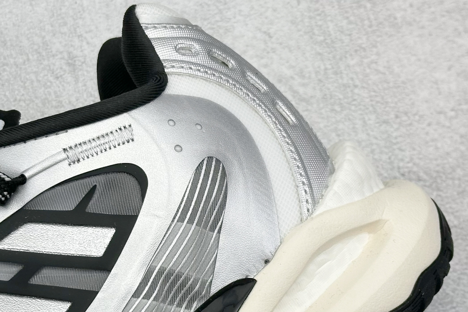 图片[9]-Adidas CLIMACOOL XLG 4.0 复古休闲老爹鞋 鞋面是透气网面和皮革拼接 脚感轻盈 不闷汗 每次穿着跑步都感觉脚底在自由呼吸 鞋底是adidas经典的防滑设计 纹路很深 抓地力超稳 低帮设计很显脚踝纤细 却不失满满的包围安全感 货号：JQ4941 尺码：36 36.5 37 38 38.5 39 40 40.5 41 42 42.5 43 44 45-选品中心