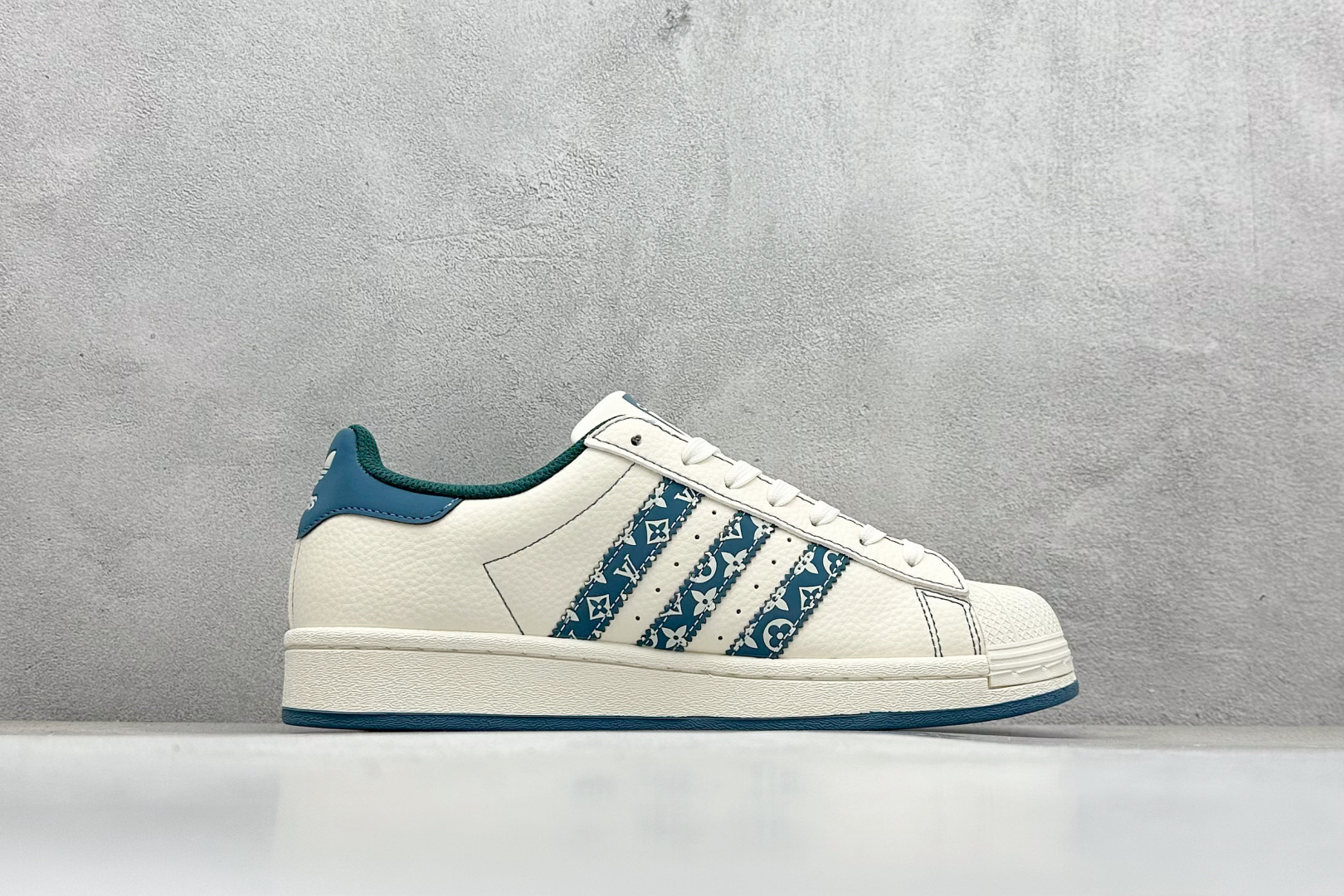 AD Originals Superstar x Louis Vuitton 米蓝  DS0004