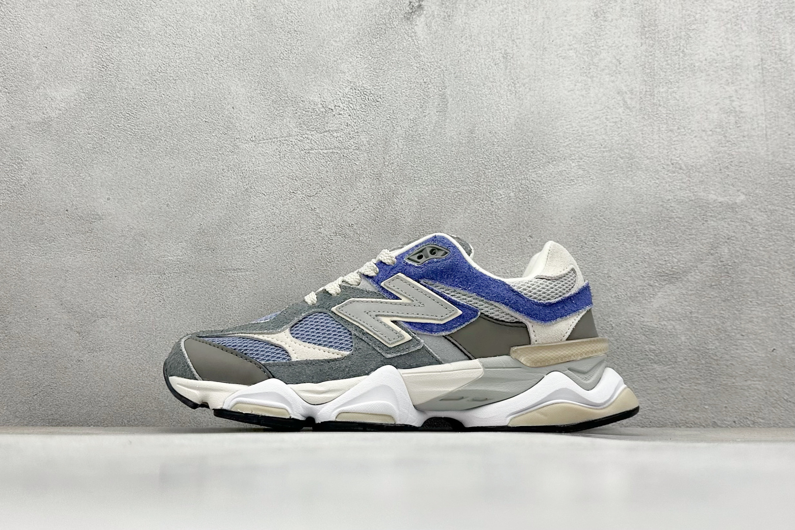 Joe Freshgoods x New Balance NB9060 联名款 复古休闲运动慢跑鞋 鞋款灵感源自设计师本人对夏日的怀日回忆。鞋面大身由空间双格及磨砂鞋面拼接而生，配以柔和、温暖的粉橘色调，夏日氛围拉满#采用大面积网眼以及麂皮材质覆盖鞋身，还原经典气质。搭载ABZORB避震科技，由泡沫聚酯制成，上脚可以有效减少由鞋底反弹对身体及双腿的冲击力 货号： U9060NTA 尺码：36 37 37.5 38 38.5 39.5 40 40.5 41.5 42 42.5 43 44 45-选品中心