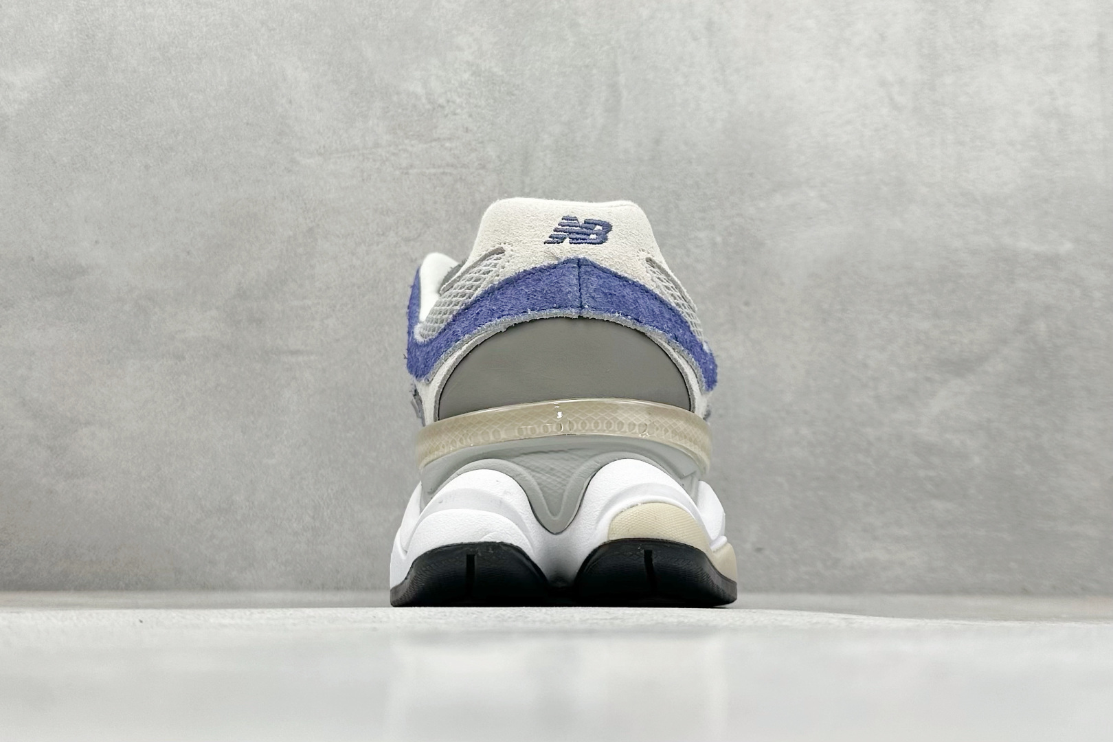 图片[6]-Joe Freshgoods x New Balance NB9060 联名款 复古休闲运动慢跑鞋 鞋款灵感源自设计师本人对夏日的怀日回忆。鞋面大身由空间双格及磨砂鞋面拼接而生，配以柔和、温暖的粉橘色调，夏日氛围拉满#采用大面积网眼以及麂皮材质覆盖鞋身，还原经典气质。搭载ABZORB避震科技，由泡沫聚酯制成，上脚可以有效减少由鞋底反弹对身体及双腿的冲击力 货号： U9060NTA 尺码：36 37 37.5 38 38.5 39.5 40 40.5 41.5 42 42.5 43 44 45-选品中心