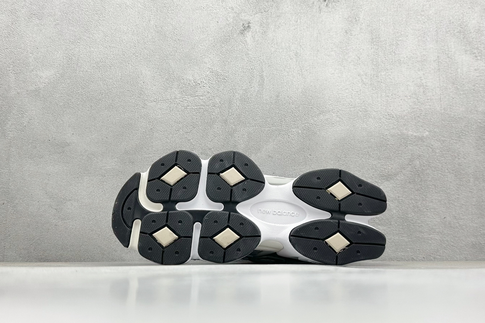 图片[4]-Joe Freshgoods x New Balance NB9060 联名款 复古休闲运动慢跑鞋 鞋款灵感源自设计师本人对夏日的怀日回忆。鞋面大身由空间双格及磨砂鞋面拼接而生，配以柔和、温暖的粉橘色调，夏日氛围拉满#采用大面积网眼以及麂皮材质覆盖鞋身，还原经典气质。搭载ABZORB避震科技，由泡沫聚酯制成，上脚可以有效减少由鞋底反弹对身体及双腿的冲击力 货号： U9060NTA 尺码：36 37 37.5 38 38.5 39.5 40 40.5 41.5 42 42.5 43 44 45-选品中心