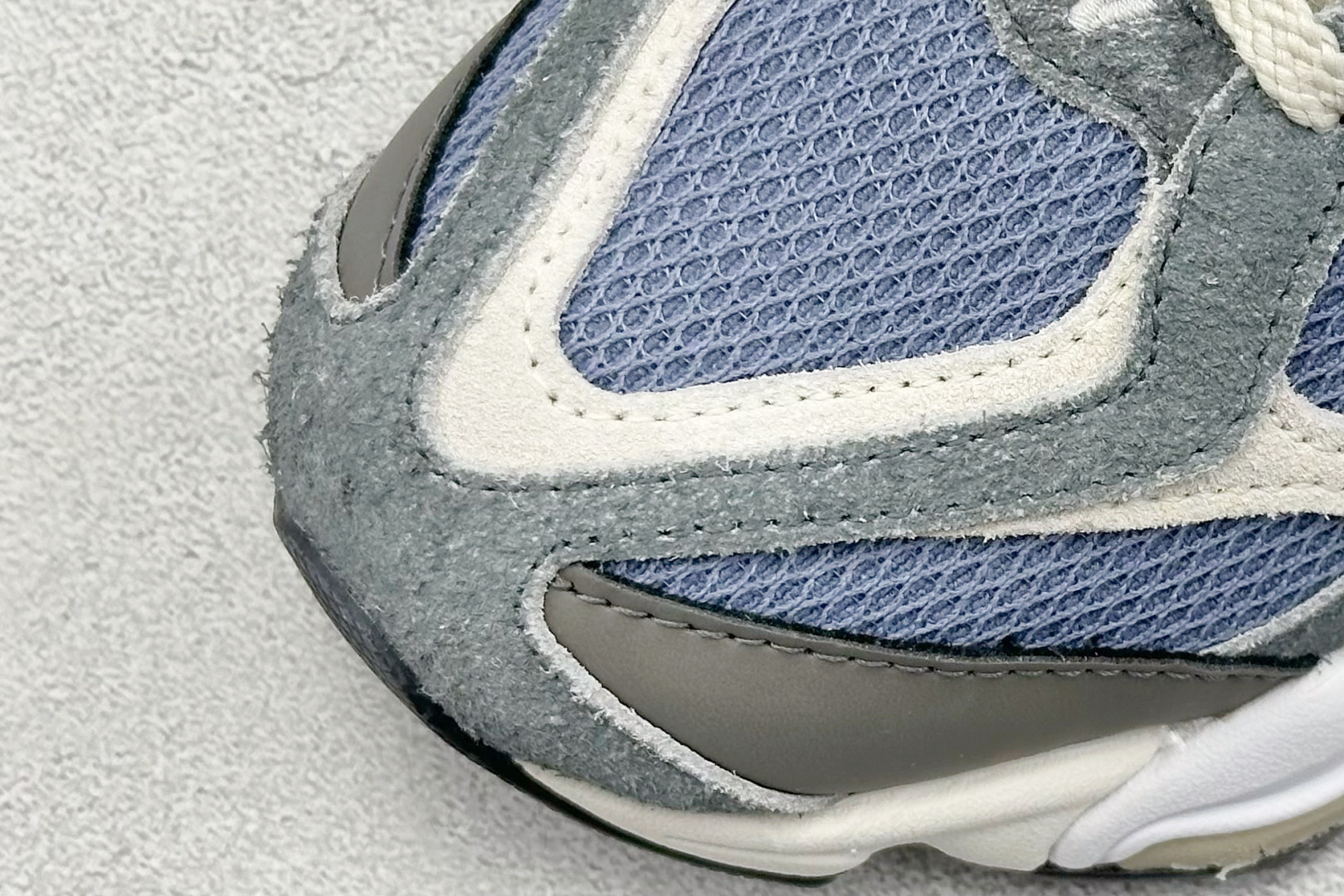 图片[7]-Joe Freshgoods x New Balance NB9060 联名款 复古休闲运动慢跑鞋 鞋款灵感源自设计师本人对夏日的怀日回忆。鞋面大身由空间双格及磨砂鞋面拼接而生，配以柔和、温暖的粉橘色调，夏日氛围拉满#采用大面积网眼以及麂皮材质覆盖鞋身，还原经典气质。搭载ABZORB避震科技，由泡沫聚酯制成，上脚可以有效减少由鞋底反弹对身体及双腿的冲击力 货号： U9060NTA 尺码：36 37 37.5 38 38.5 39.5 40 40.5 41.5 42 42.5 43 44 45-选品中心