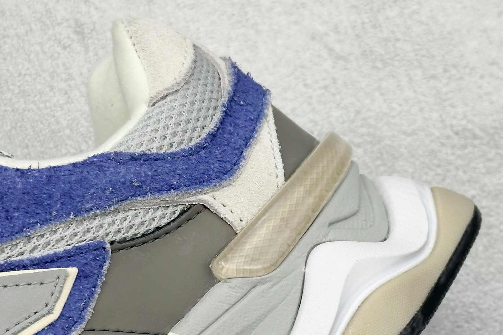 图片[9]-Joe Freshgoods x New Balance NB9060 联名款 复古休闲运动慢跑鞋 鞋款灵感源自设计师本人对夏日的怀日回忆。鞋面大身由空间双格及磨砂鞋面拼接而生，配以柔和、温暖的粉橘色调，夏日氛围拉满#采用大面积网眼以及麂皮材质覆盖鞋身，还原经典气质。搭载ABZORB避震科技，由泡沫聚酯制成，上脚可以有效减少由鞋底反弹对身体及双腿的冲击力 货号： U9060NTA 尺码：36 37 37.5 38 38.5 39.5 40 40.5 41.5 42 42.5 43 44 45-选品中心