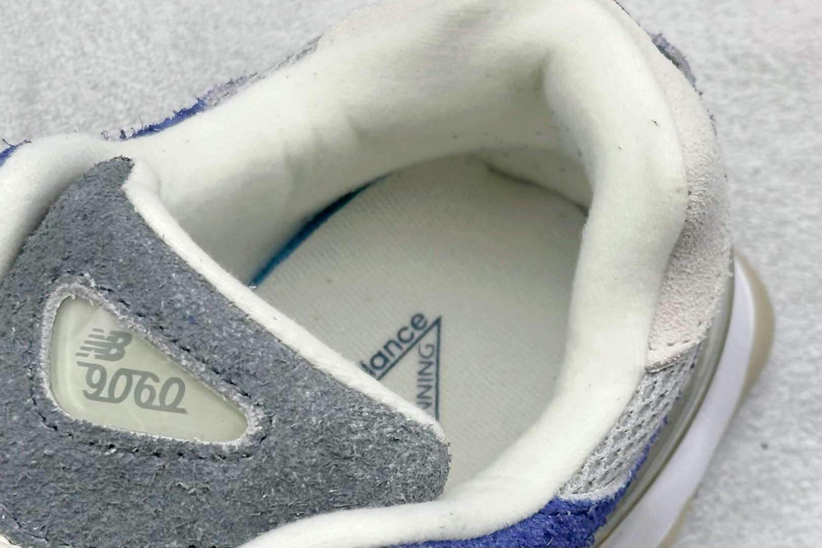 图片[8]-Joe Freshgoods x New Balance NB9060 联名款 复古休闲运动慢跑鞋 鞋款灵感源自设计师本人对夏日的怀日回忆。鞋面大身由空间双格及磨砂鞋面拼接而生，配以柔和、温暖的粉橘色调，夏日氛围拉满#采用大面积网眼以及麂皮材质覆盖鞋身，还原经典气质。搭载ABZORB避震科技，由泡沫聚酯制成，上脚可以有效减少由鞋底反弹对身体及双腿的冲击力 货号： U9060NTA 尺码：36 37 37.5 38 38.5 39.5 40 40.5 41.5 42 42.5 43 44 45-选品中心