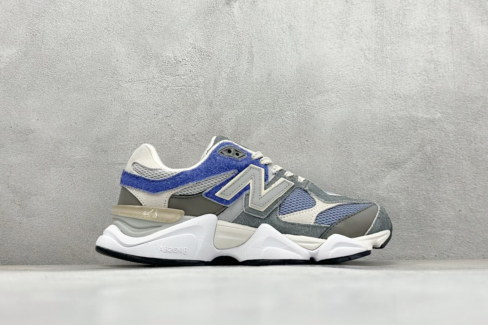 图片[2]-Joe Freshgoods x New Balance NB9060 联名款 复古休闲运动慢跑鞋 鞋款灵感源自设计师本人对夏日的怀日回忆。鞋面大身由空间双格及磨砂鞋面拼接而生，配以柔和、温暖的粉橘色调，夏日氛围拉满#采用大面积网眼以及麂皮材质覆盖鞋身，还原经典气质。搭载ABZORB避震科技，由泡沫聚酯制成，上脚可以有效减少由鞋底反弹对身体及双腿的冲击力 货号： U9060NTA 尺码：36 37 37.5 38 38.5 39.5 40 40.5 41.5 42 42.5 43 44 45-选品中心