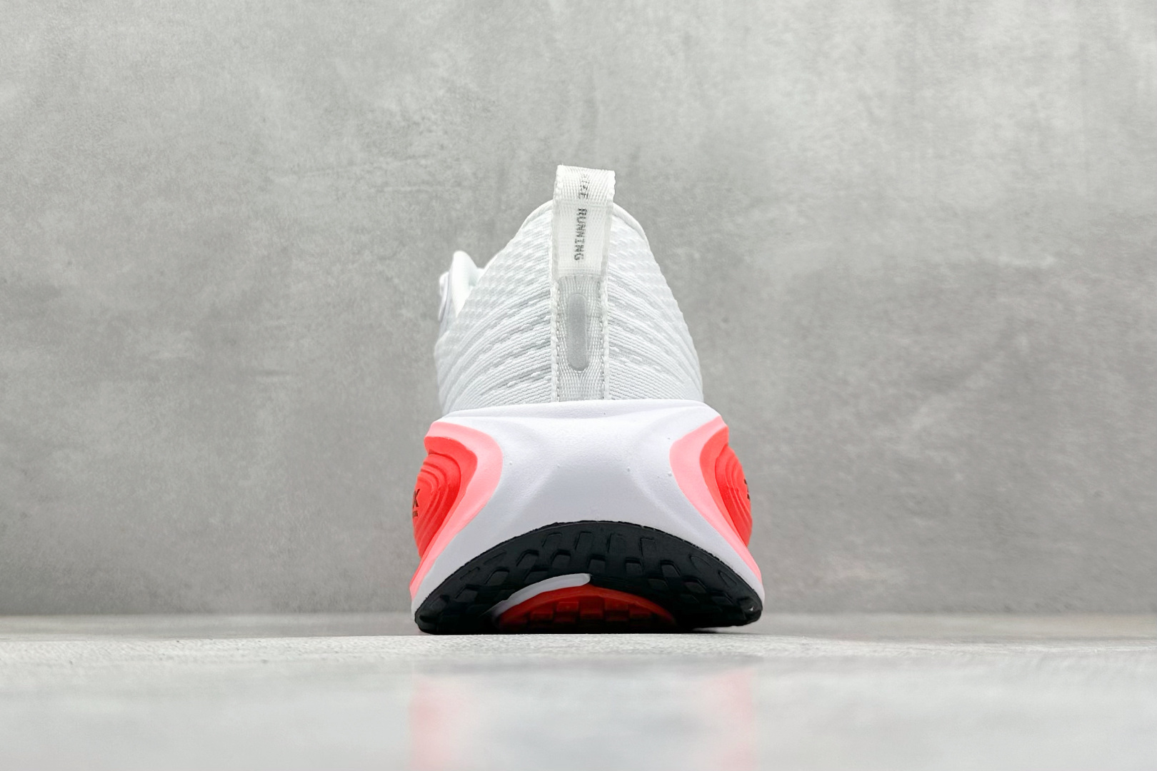 Nike Air Zoom Vomero PLUS 全新科技提前原鞋开发 运动跑鞋  HV8150-100