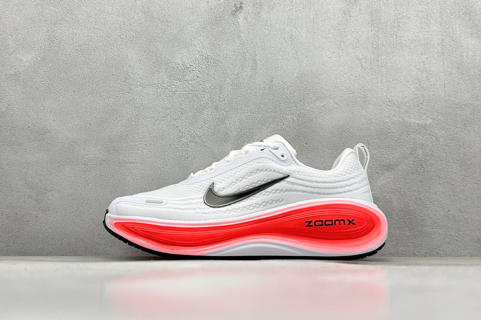 Nike Air Zoom Vomero PLUS 全新科技提前原鞋开发 运动跑鞋  HV8150-100