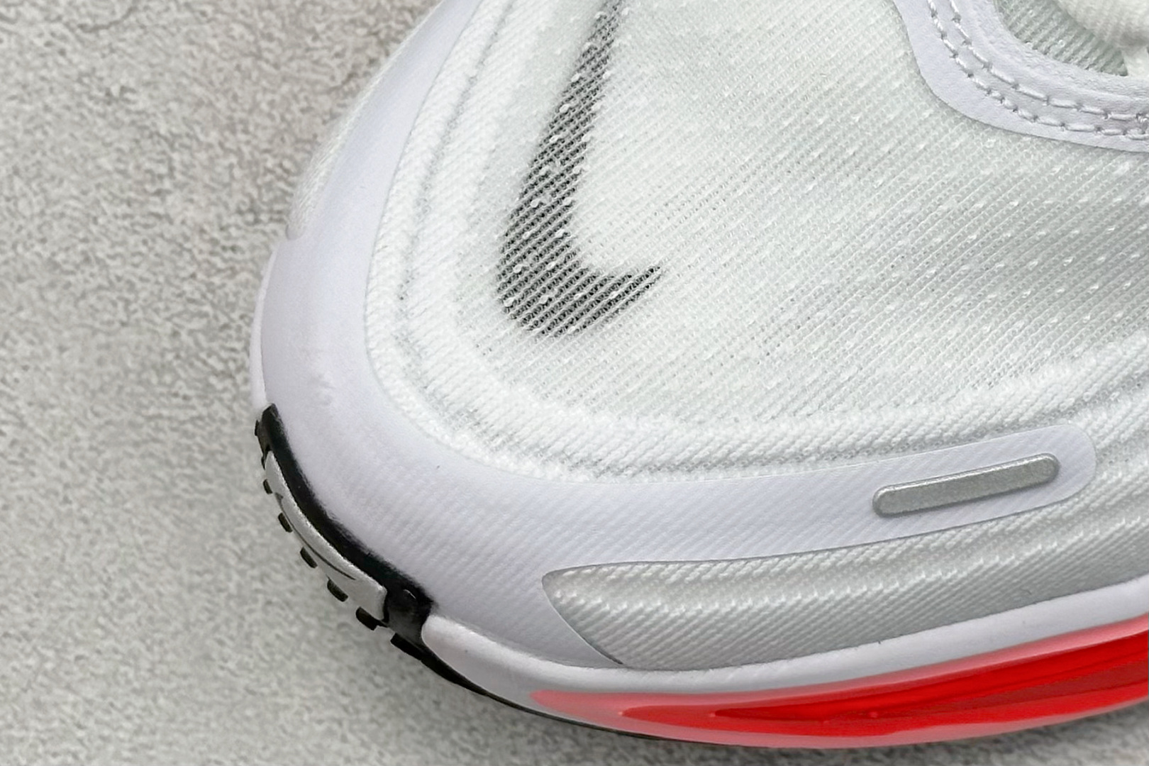 Nike Air Zoom Vomero PLUS 全新科技提前原鞋开发 运动跑鞋  HV8150-100