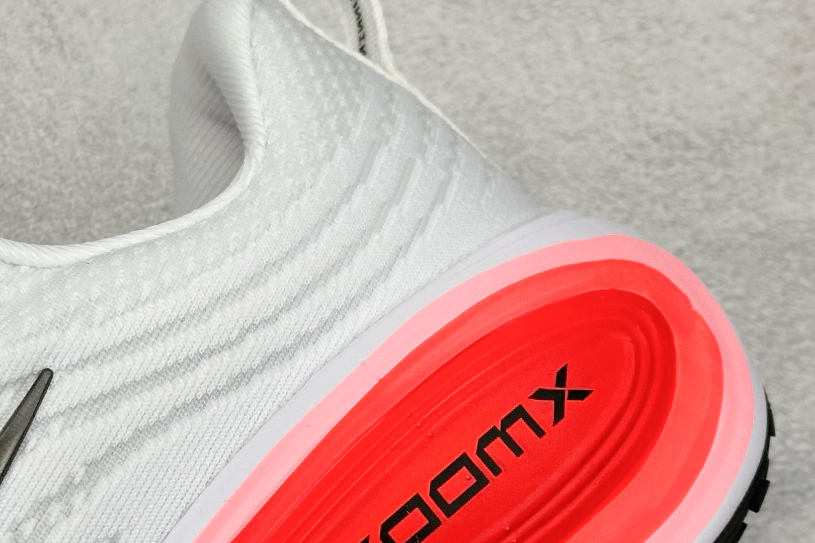Nike Air Zoom Vomero PLUS 全新科技提前原鞋开发 运动跑鞋  HV8150-100