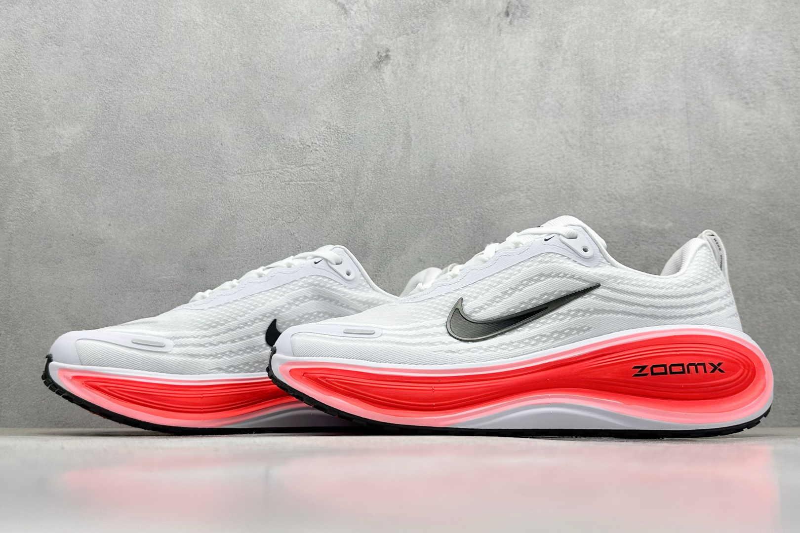 Nike Air Zoom Vomero PLUS 全新科技提前原鞋开发 运动跑鞋  HV8150-100
