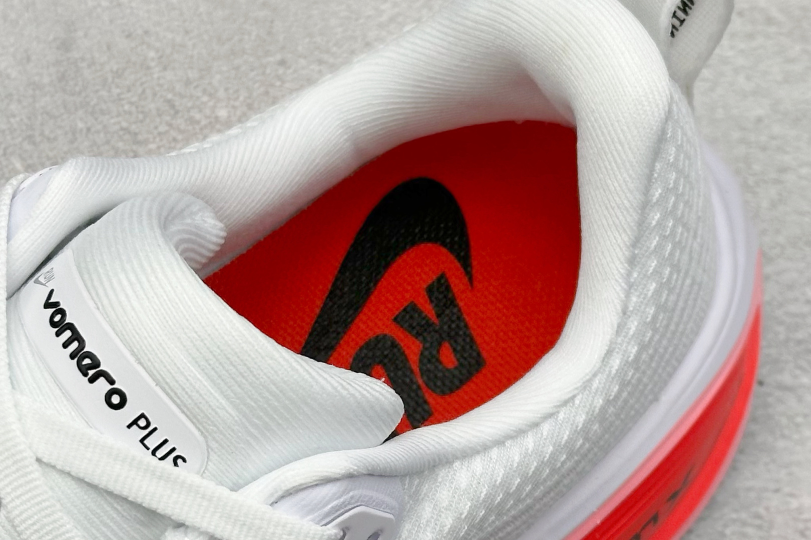 Nike Air Zoom Vomero PLUS 全新科技提前原鞋开发 运动跑鞋  HV8150-100