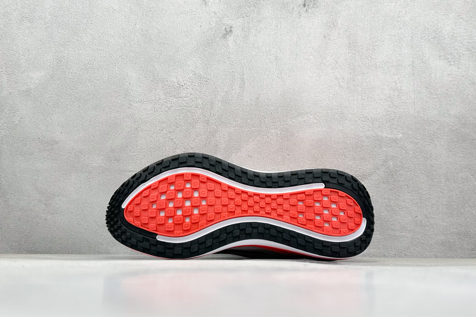 Nike Air Zoom Vomero PLUS 全新科技提前原鞋开发 运动跑鞋  HV8150-100
